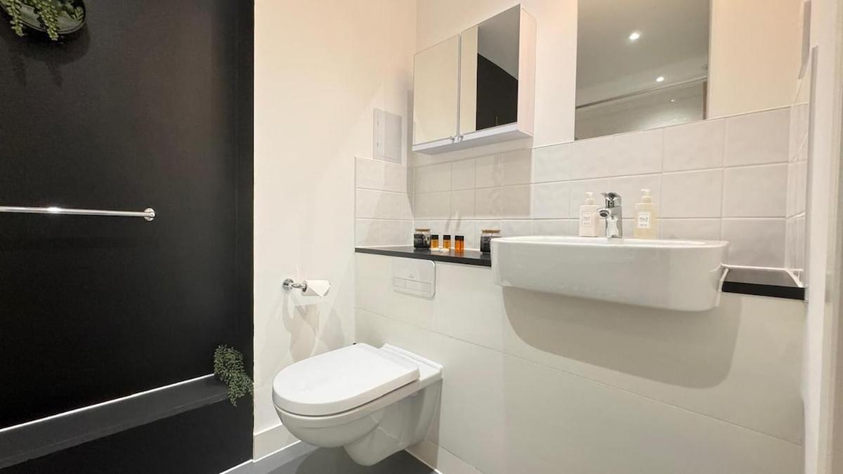Stylish Chelsea 2BR - at BatterseaPS Shopping Mall, Family Friendly
