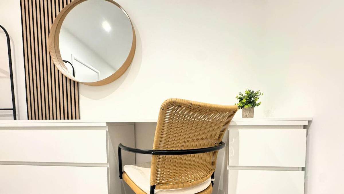 Stylish Chelsea 2BR - at BatterseaPS Shopping Mall, Family Friendly