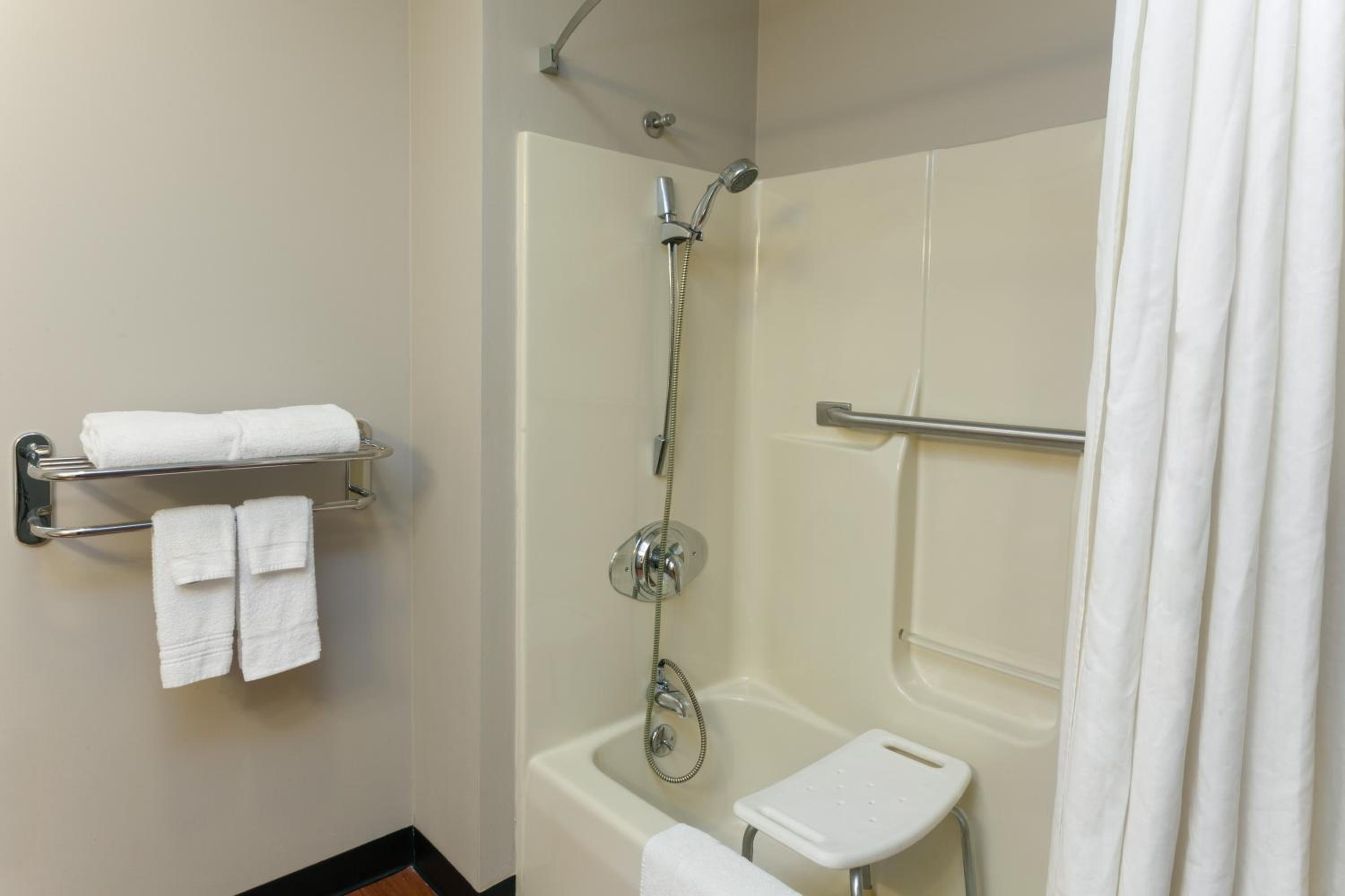 Super 8 by Wyndham Gilman - Property Image 4