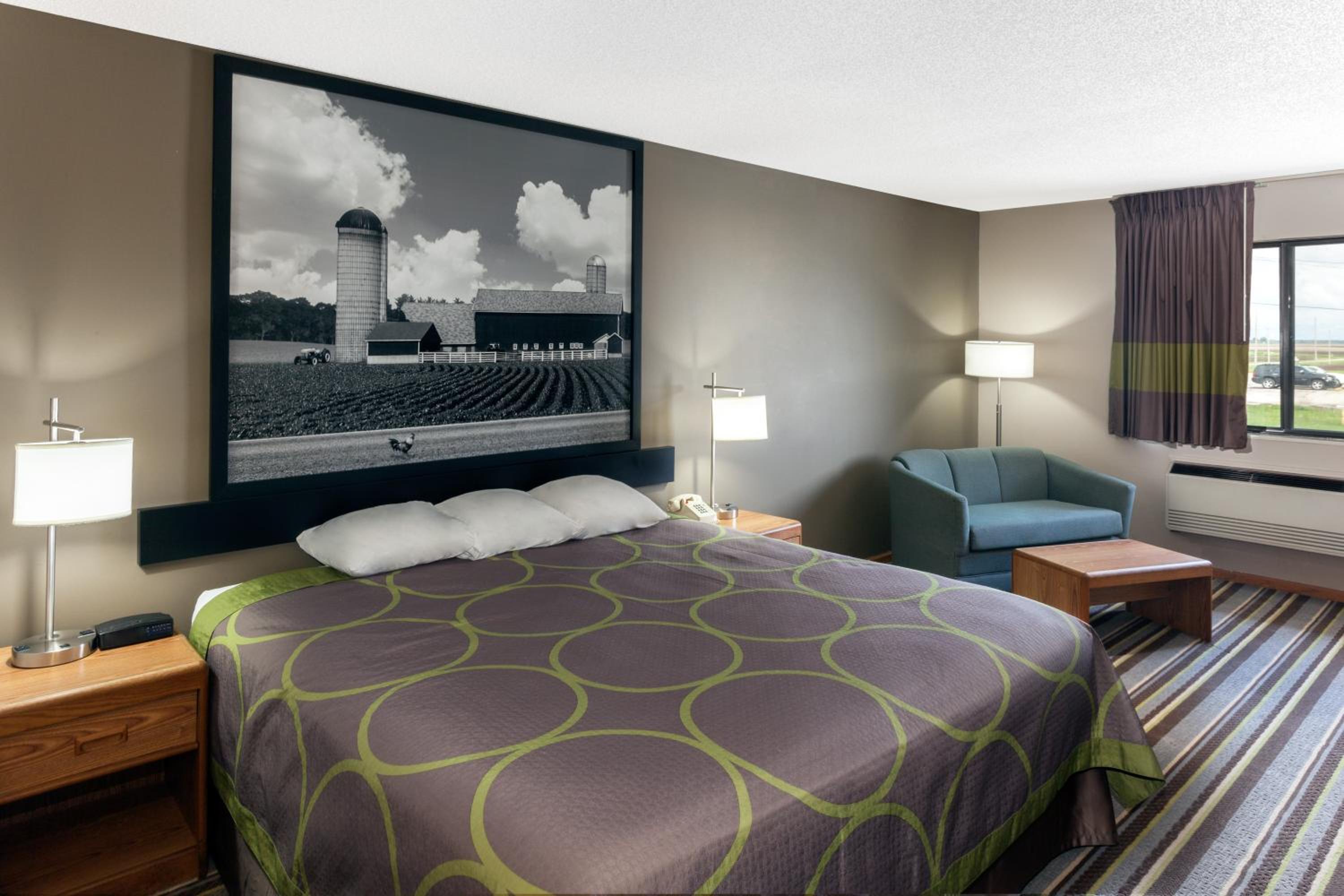 Super 8 by Wyndham Gilman - Property Image 9