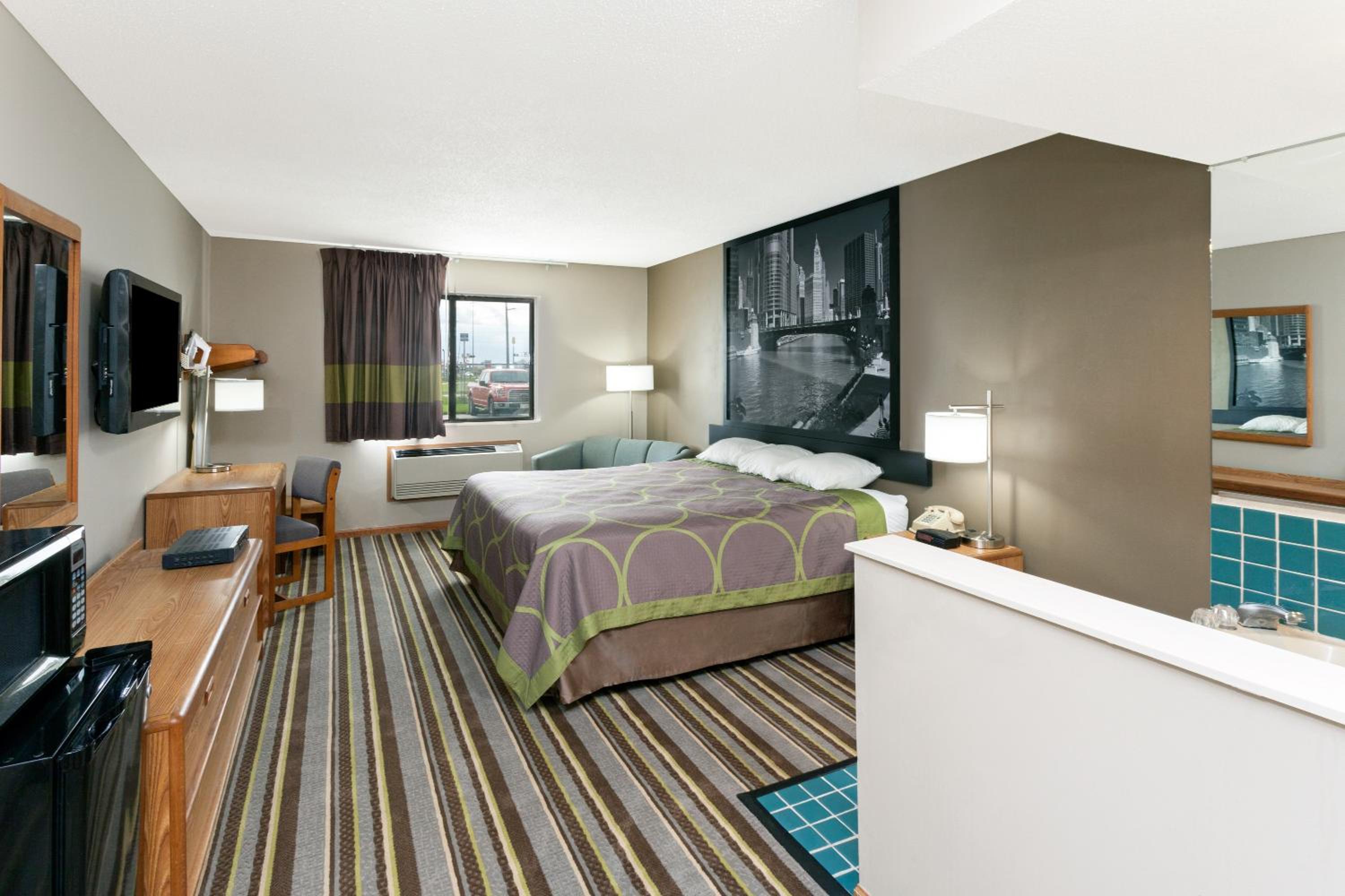 Super 8 by Wyndham Gilman - Property Image 11