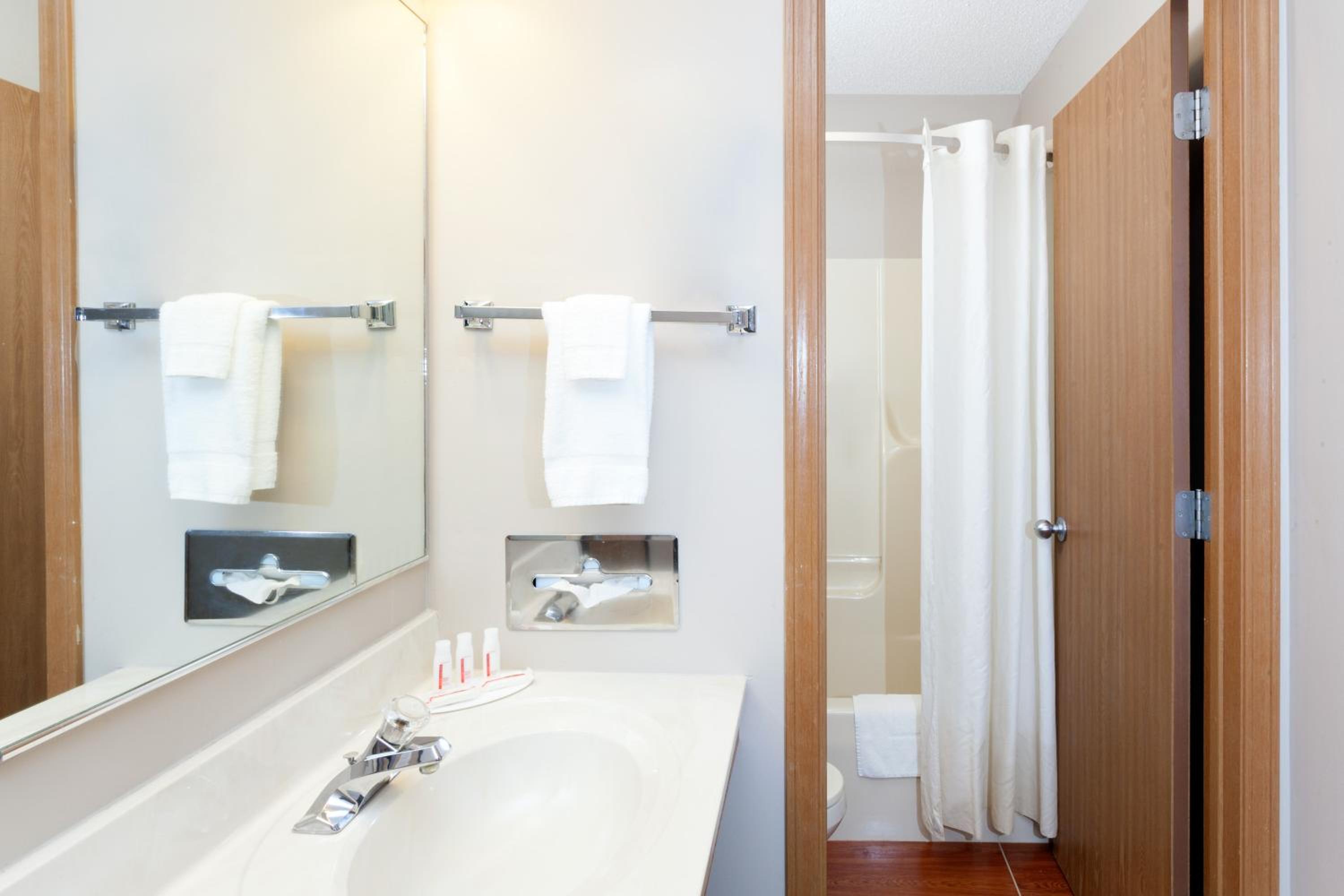 Super 8 by Wyndham Gilman - Property Image 14