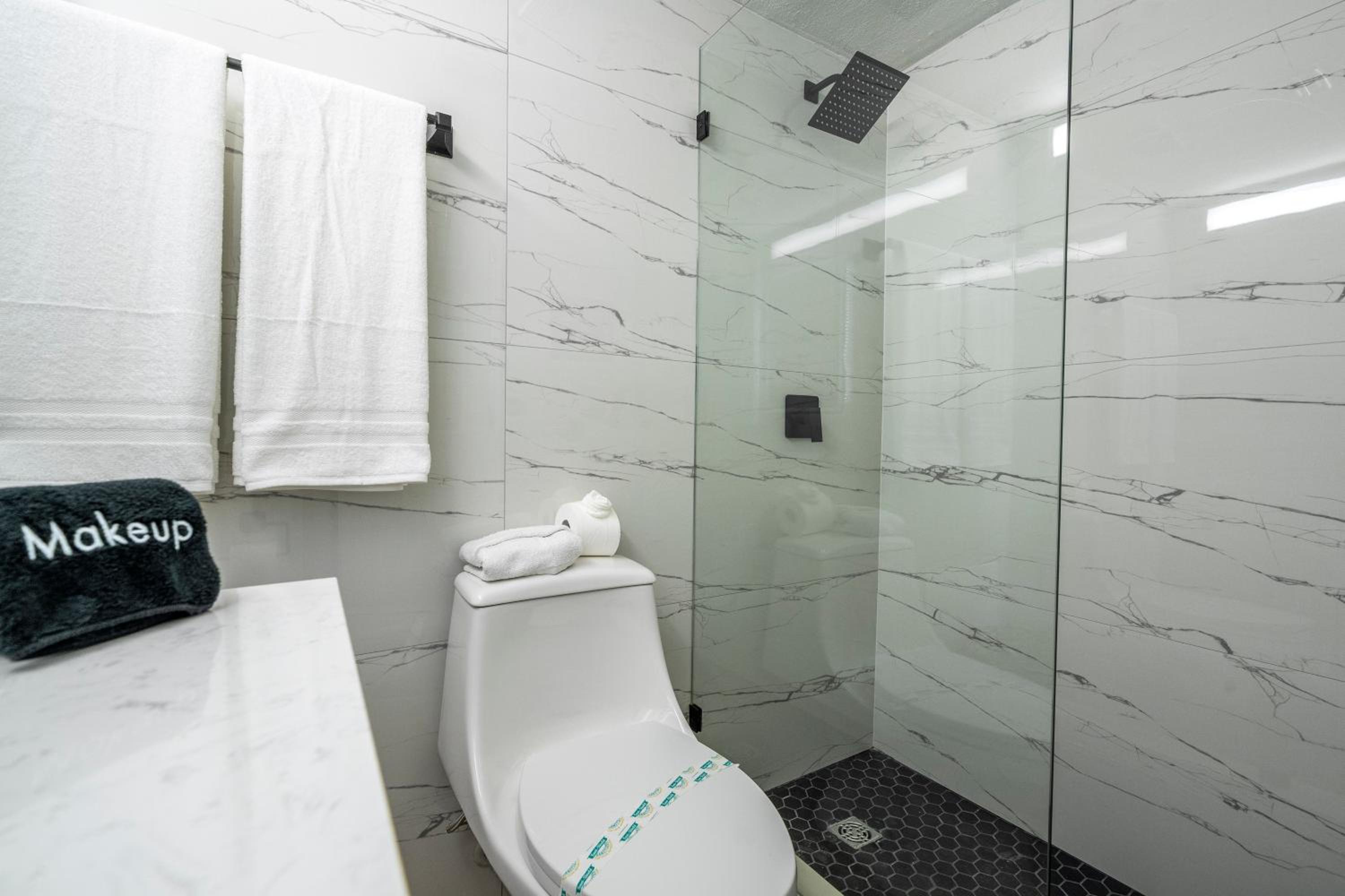 New Studio with Private Terrace and Volcano Bay view 5 min EPIC parking free