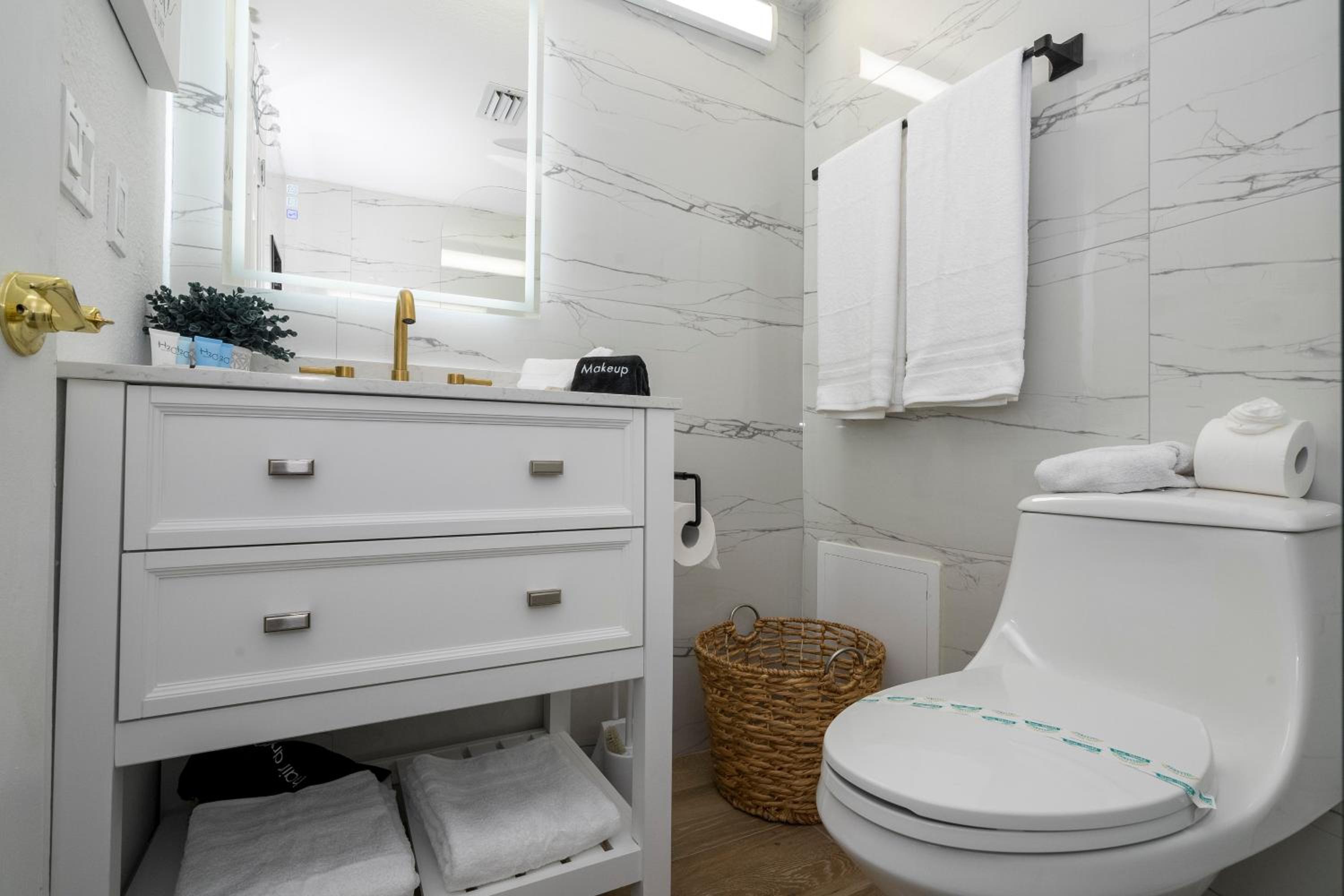 New Studio with Private Terrace and Volcano Bay view 5 min EPIC parking free