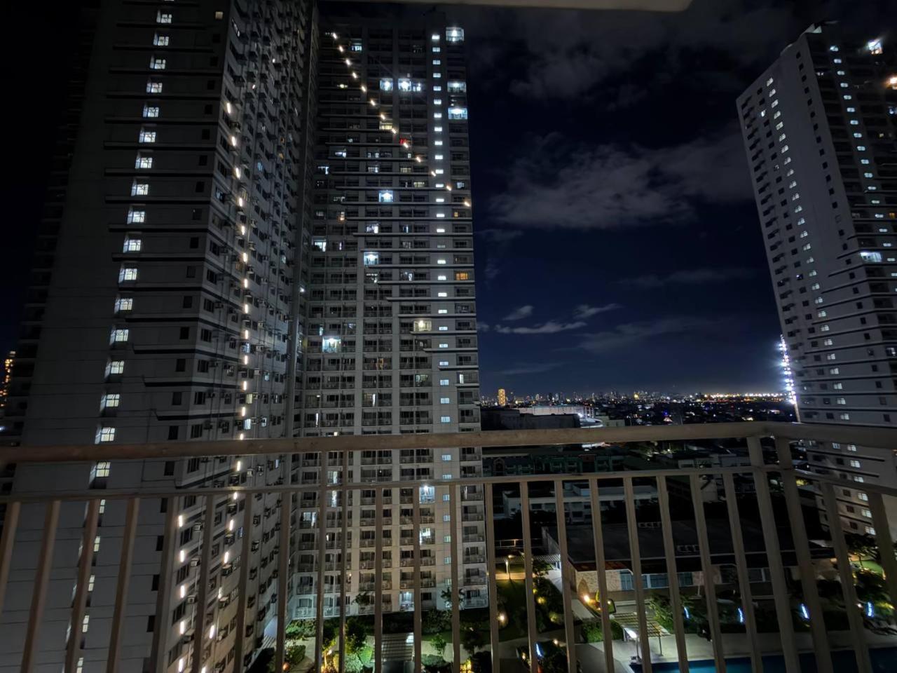 Staycation big room sm north grass residences 2 bed