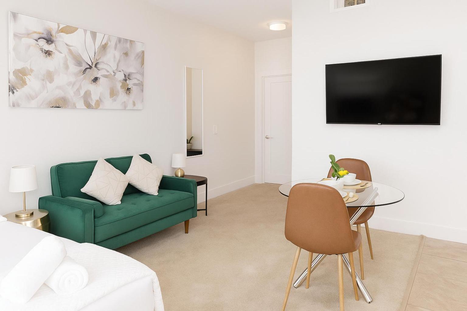 Premium 1 & 2 Bedroom Stay Near Venice Beach with Pool Hot Tub & Cinema