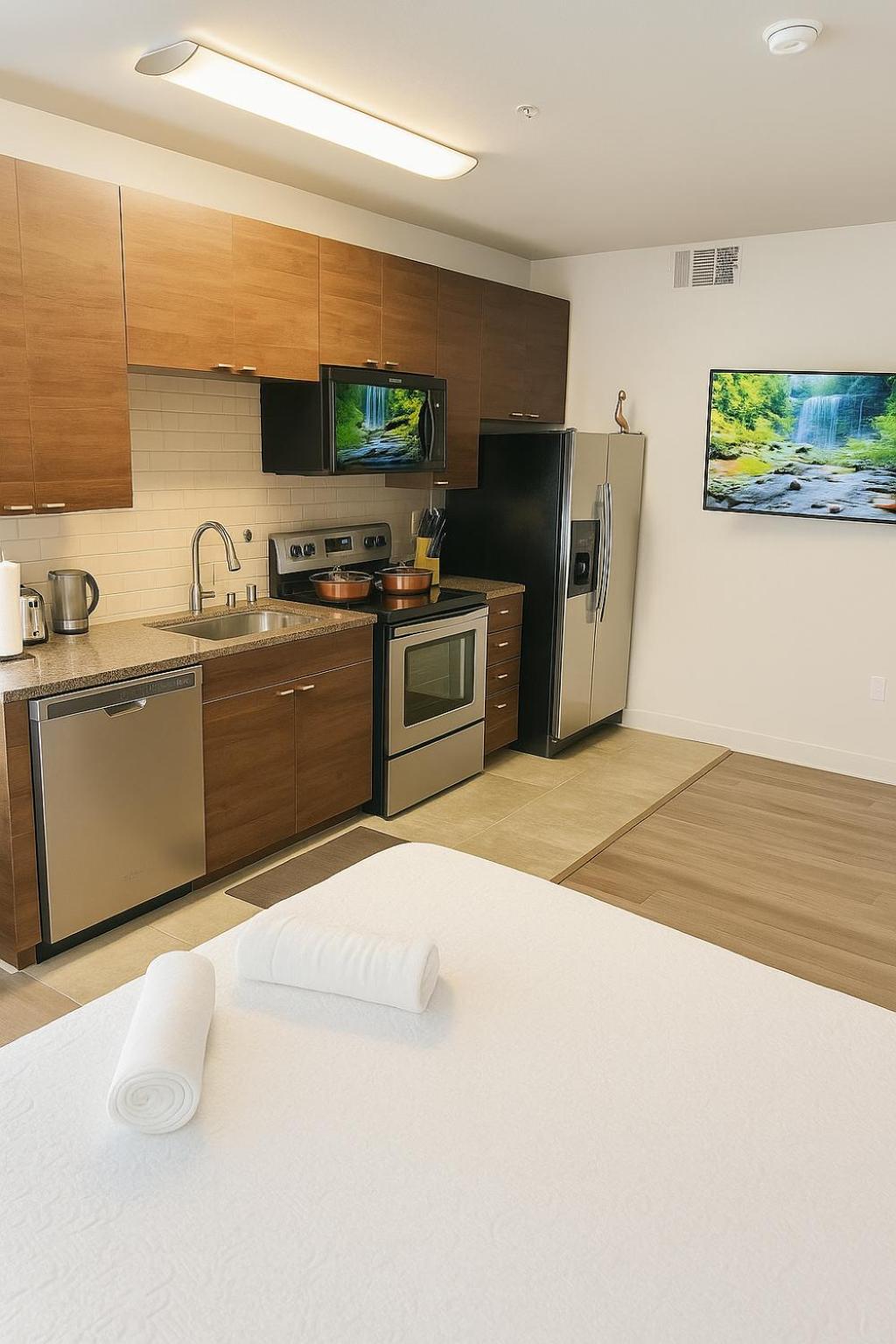 Premium 1 & 2 Bedroom Stay Near Venice Beach with Pool Hot Tub & Cinema