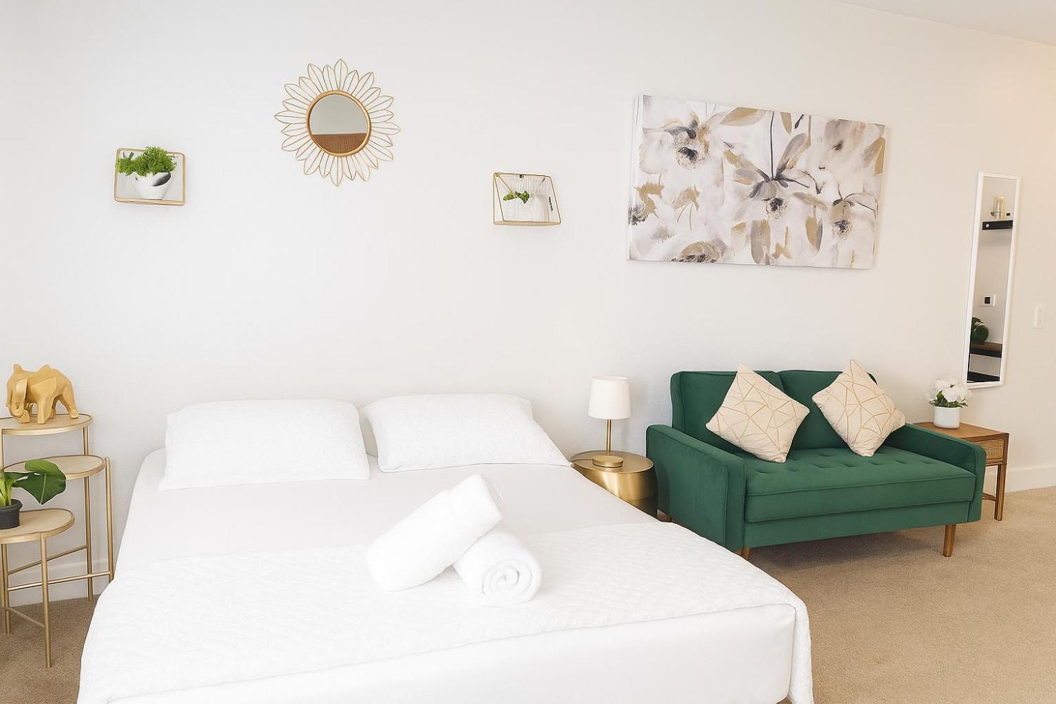 Premium 1 & 2 Bedroom Stay Near Venice Beach with Pool Hot Tub & Cinema