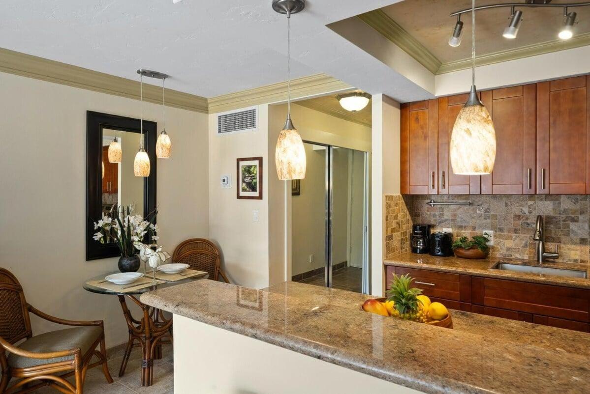 Lahaina Shores 512 · LS 512 Getaway Studio by the Beach Pool Hot