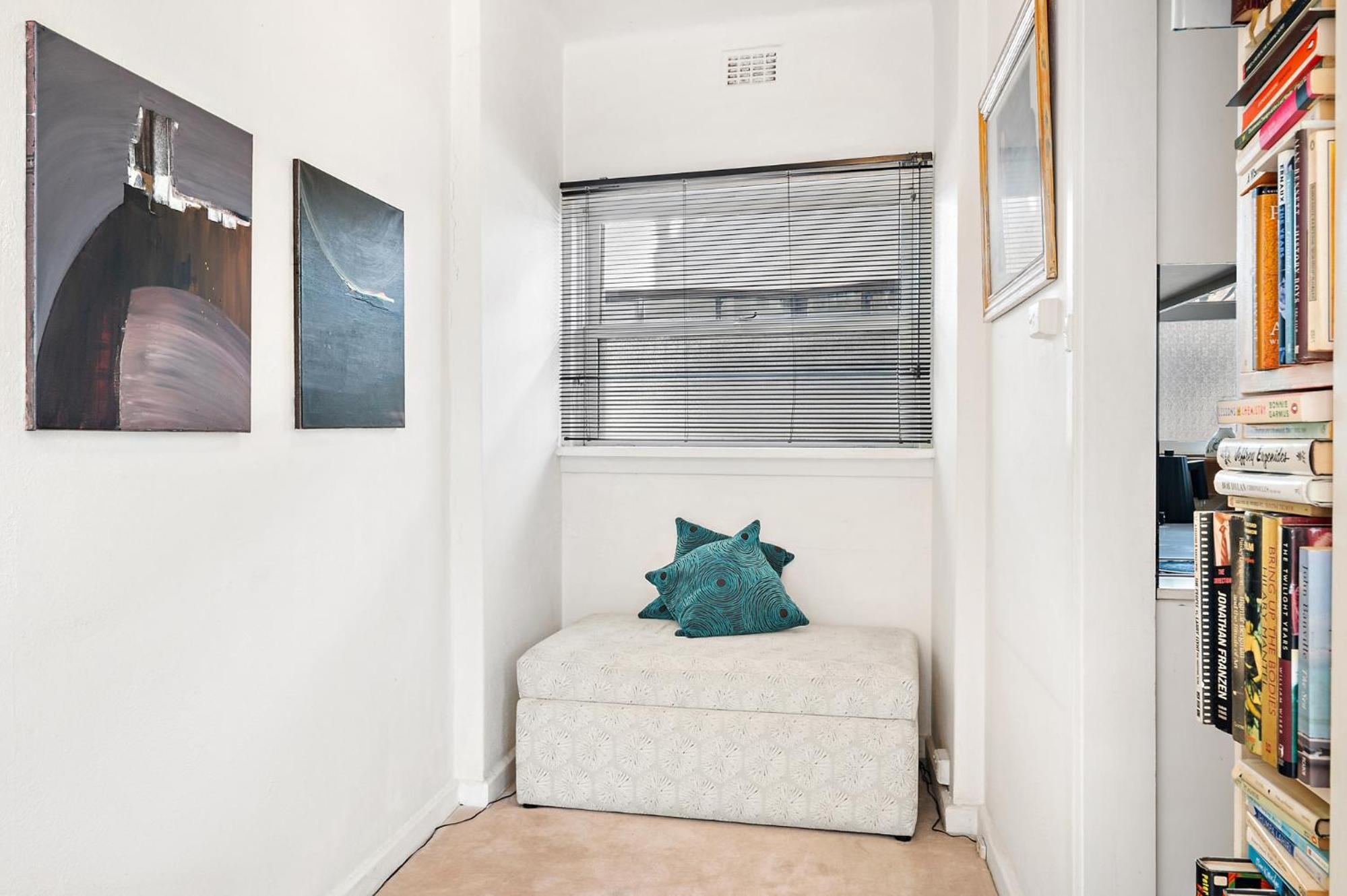 Sunny 1-Bed with Parking near Arts Precinct