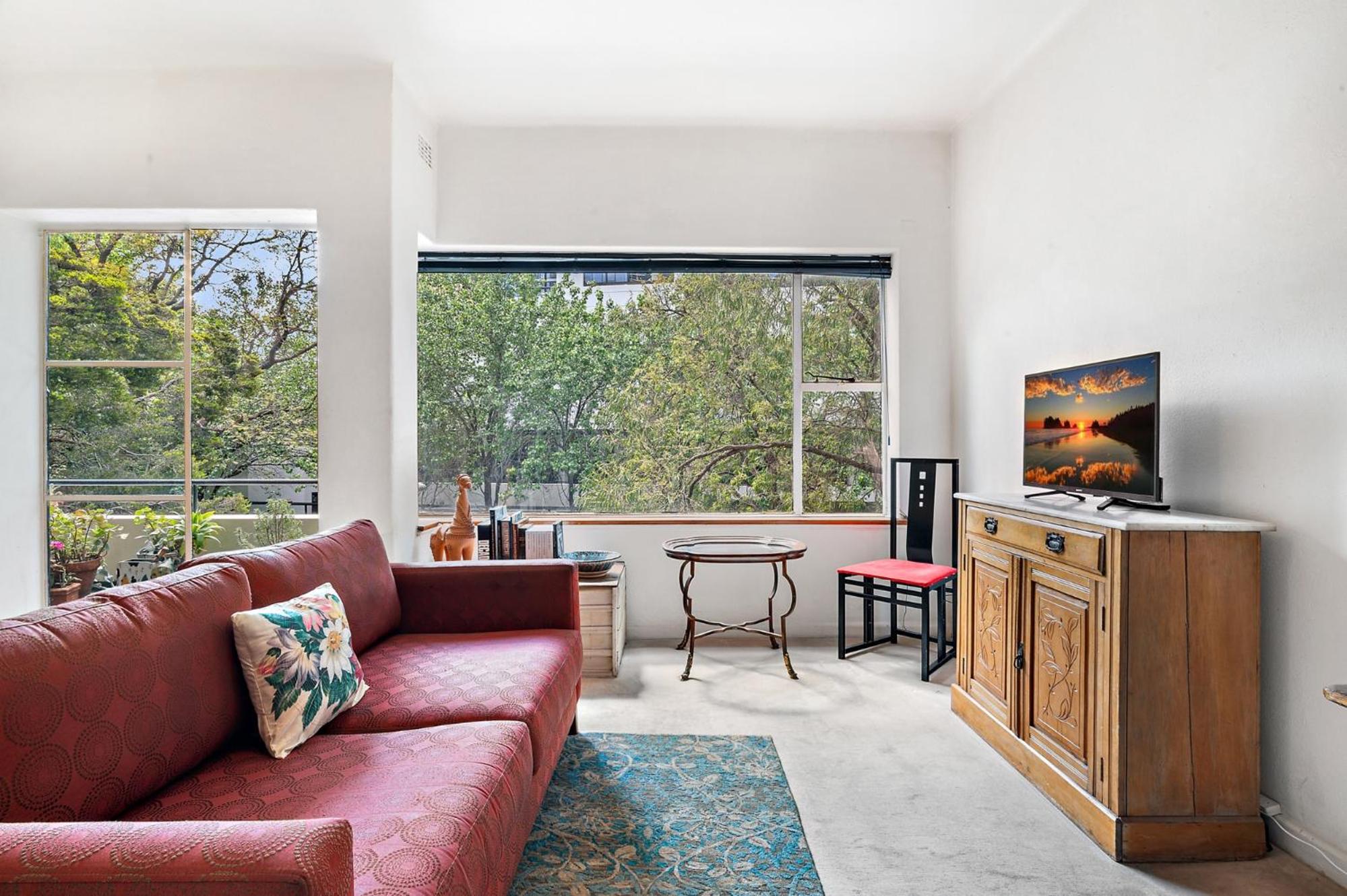 Sunny 1-Bed with Parking near Arts Precinct