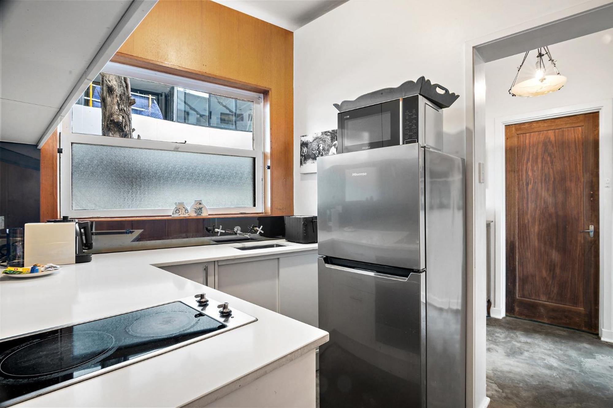 Sunny 1-Bed with Parking near Arts Precinct