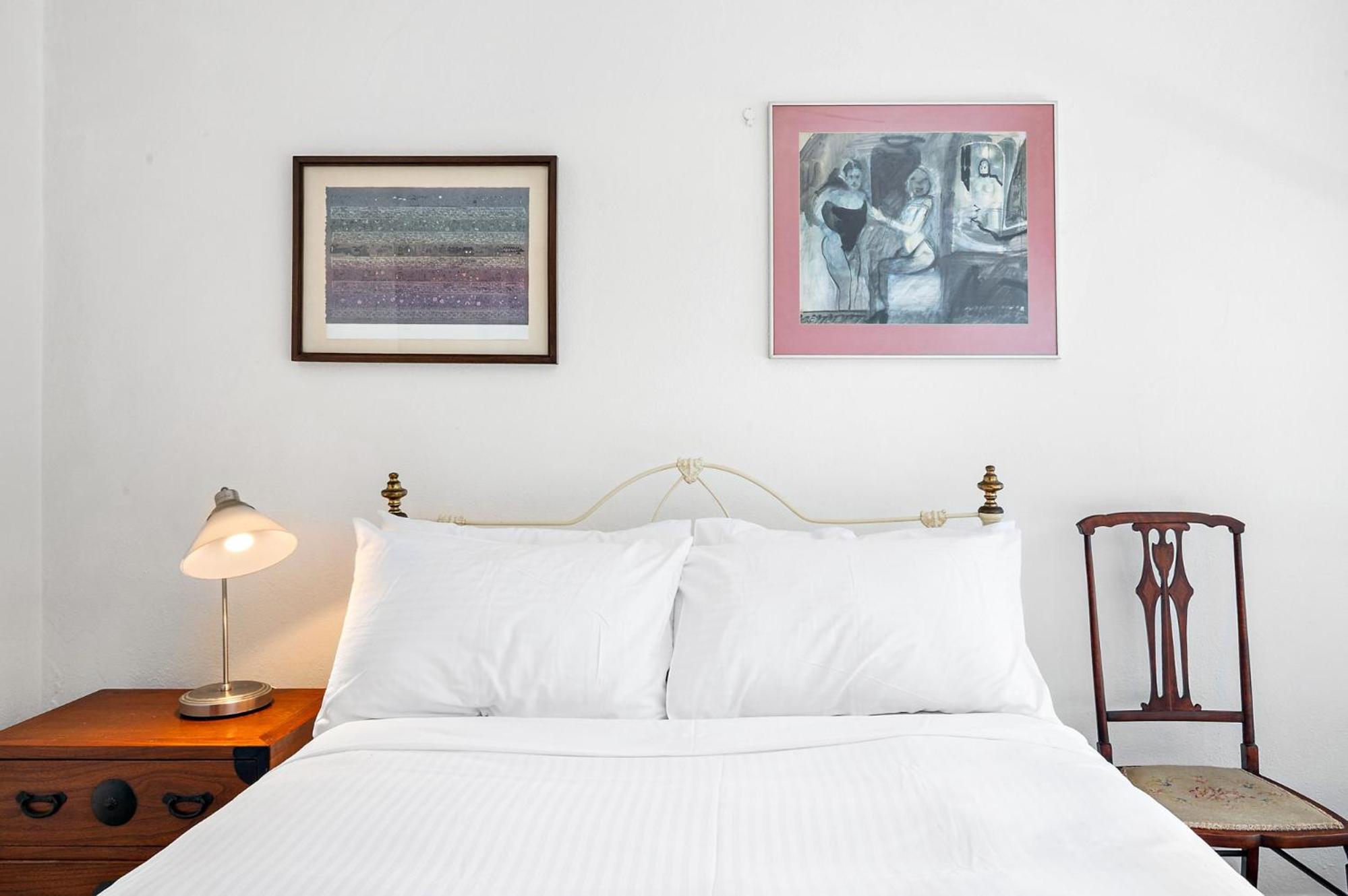 Sunny 1-Bed with Parking near Arts Precinct