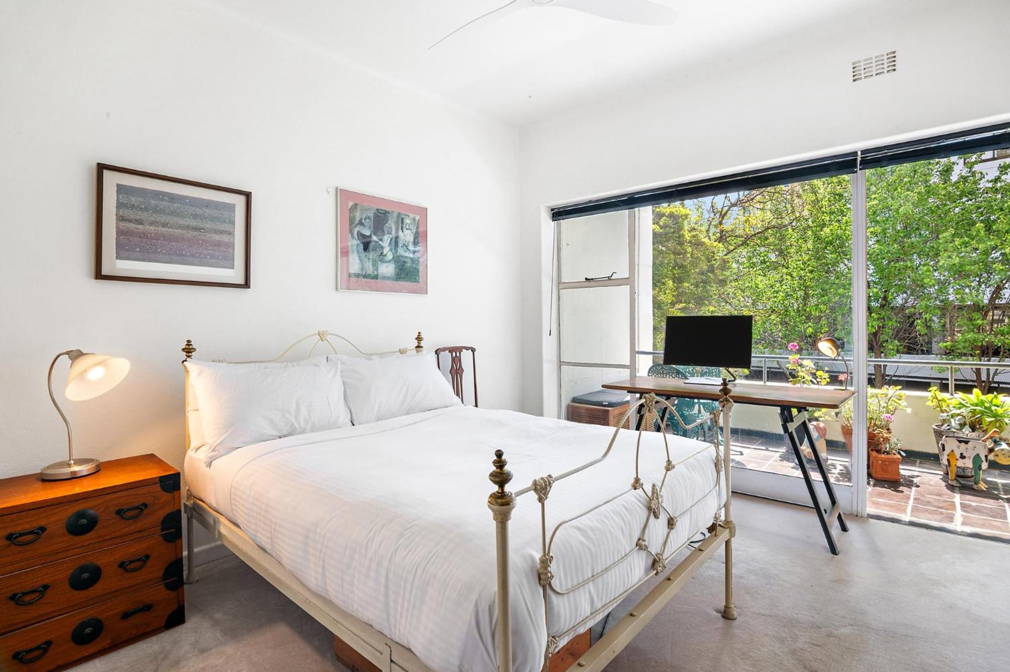 Sunny 1-Bed with Parking near Arts Precinct