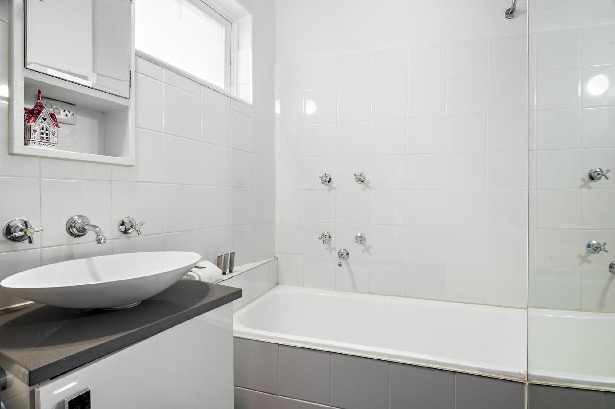 Sunny 1-Bed with Parking near Arts Precinct