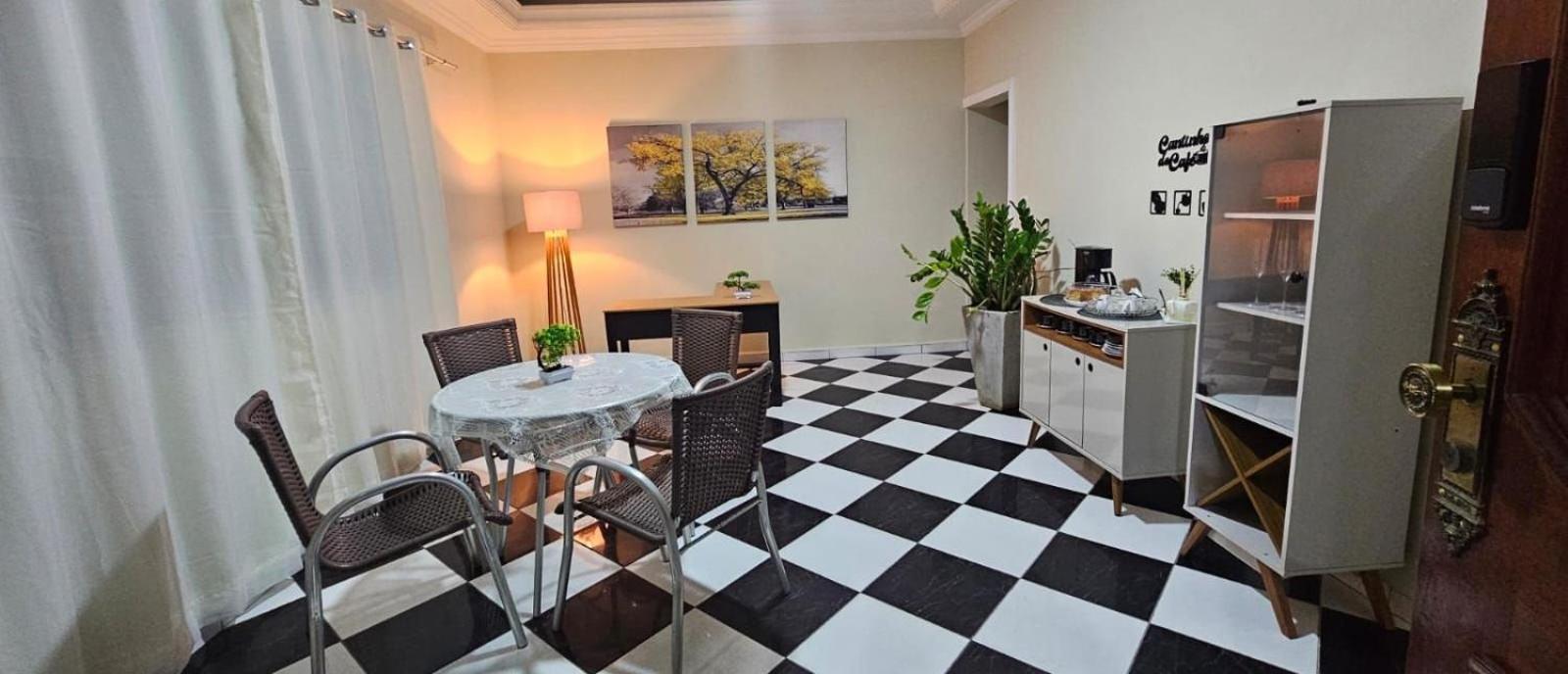 Pousada II House Beach Brasil , Suites com banheiros Privativos, PISCINA com cascata e área familiar para churrasco, Garage GRATUITA, próx-praia da Aviação