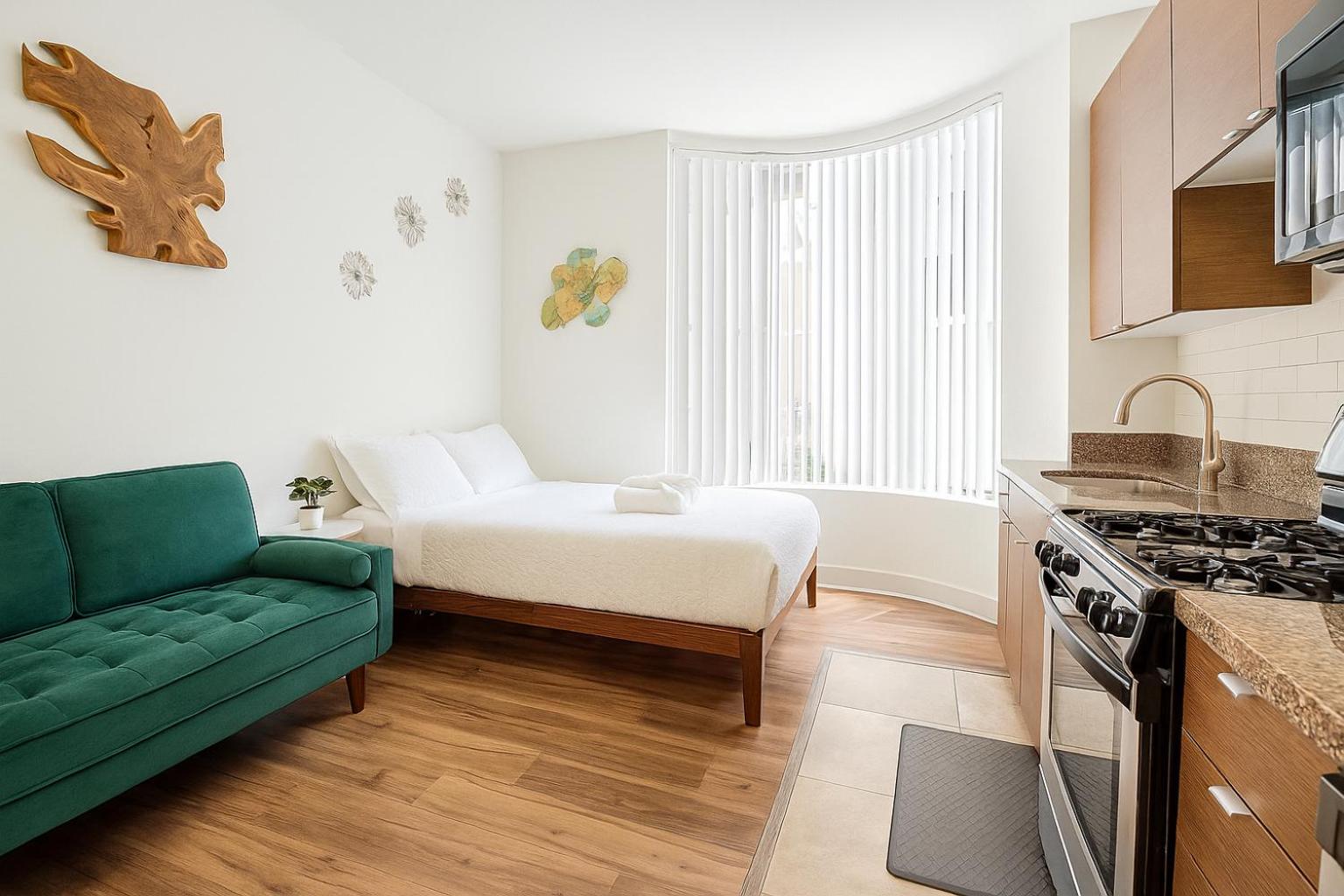 Serene 1BR & 2BR MDR Escape Minutes to Venice Beach with Spa & Gym