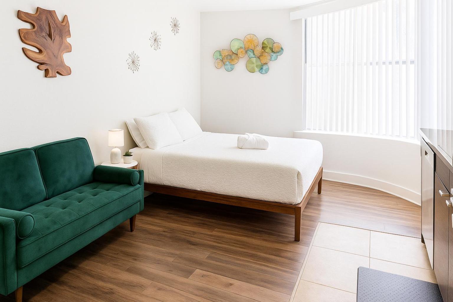 1BR Apartment in Marina del Rey - Near Venice Beach, Pool, Gym, Sauna, Hot Tub, EV Charging