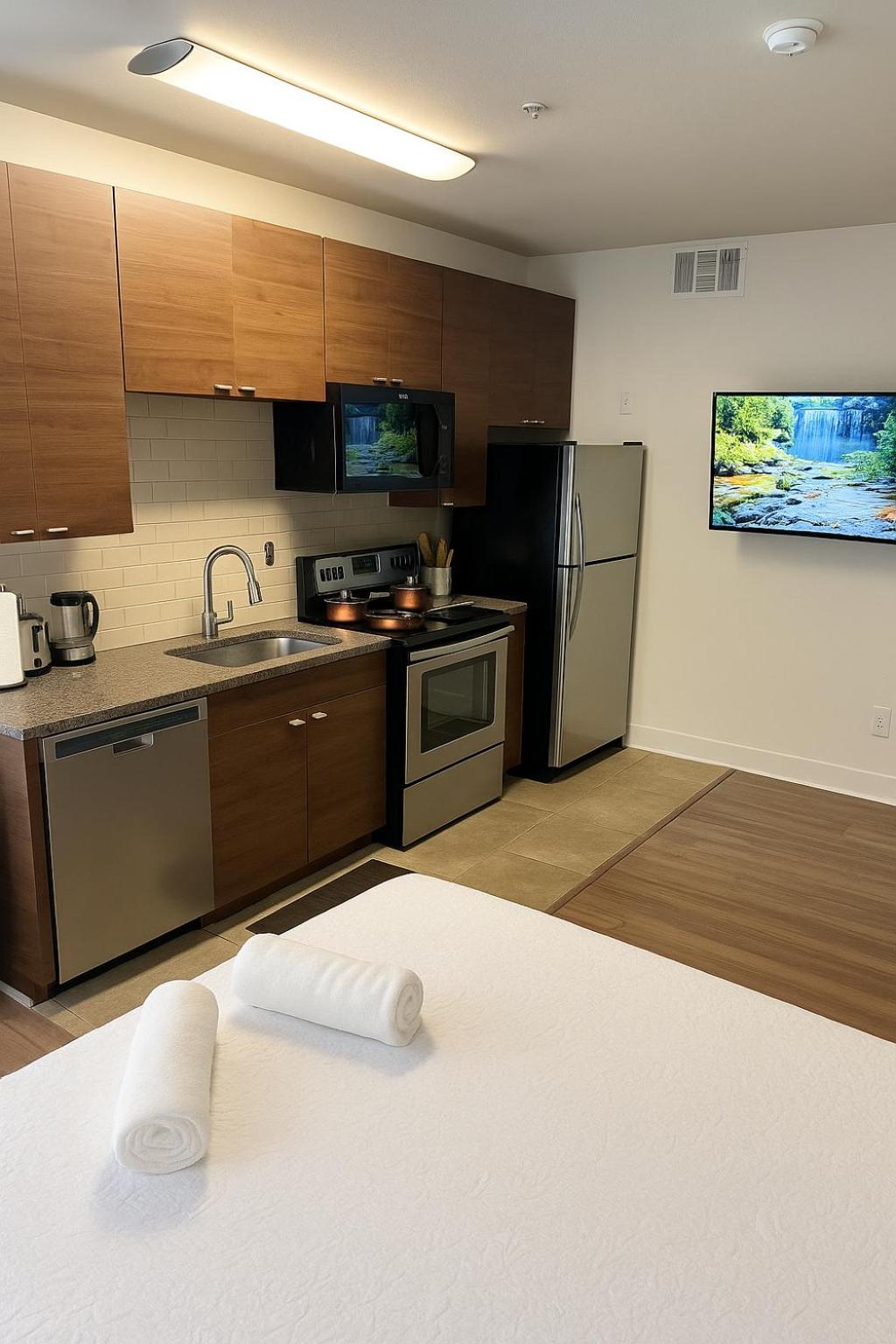 Marina Del Rey Apartment with Resort Amenities - Short Distance To Venice Beach