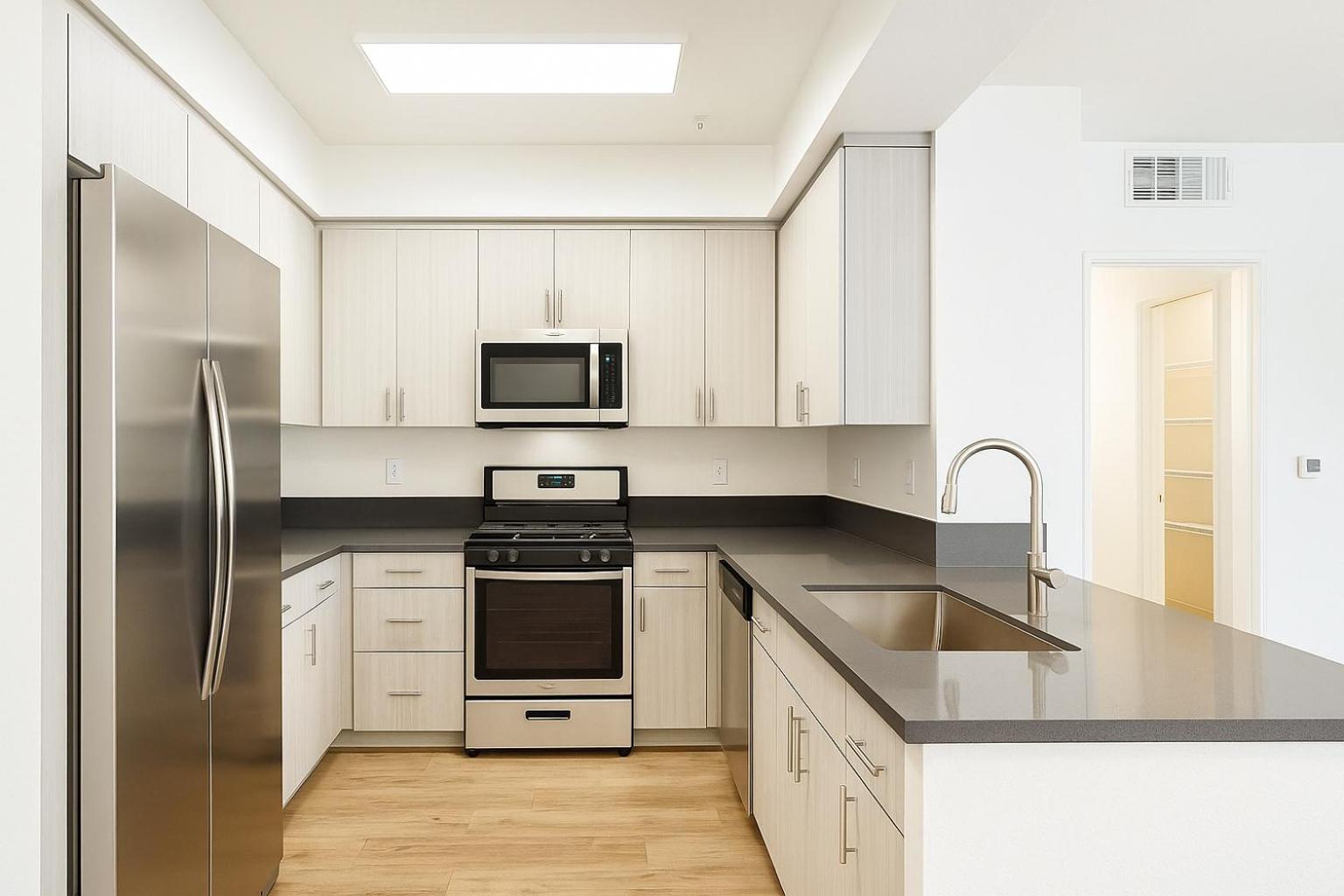 Marina Del Rey Apartment with Resort Amenities - Short Distance To Venice Beach