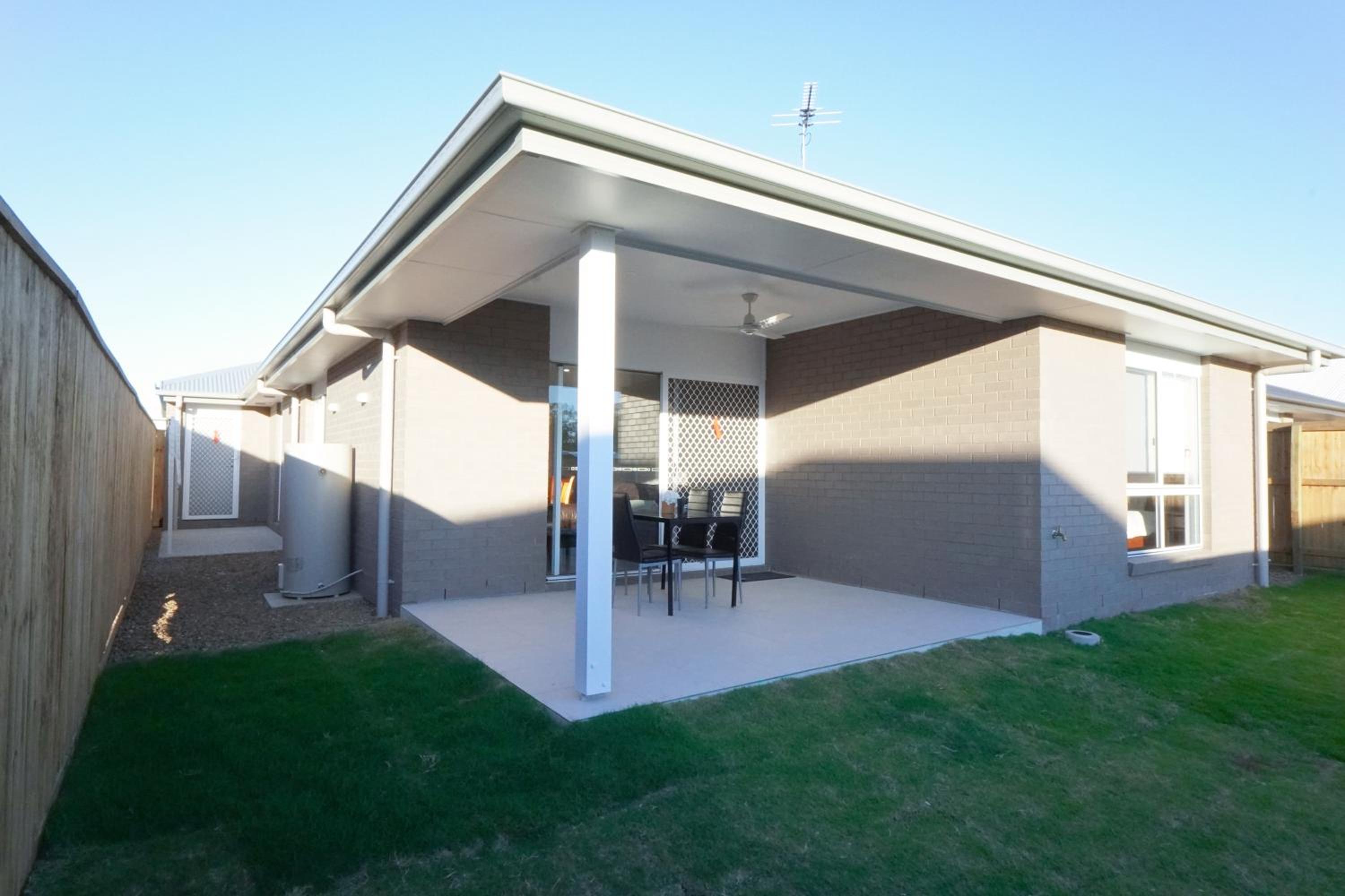 Brand New 5 Bedroom Park Ridge Family Home, Fast WIFI, Secure Parking
