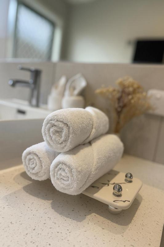 Brand New 5 Bedroom Park Ridge Family Home, Fast WIFI, Secure Parking