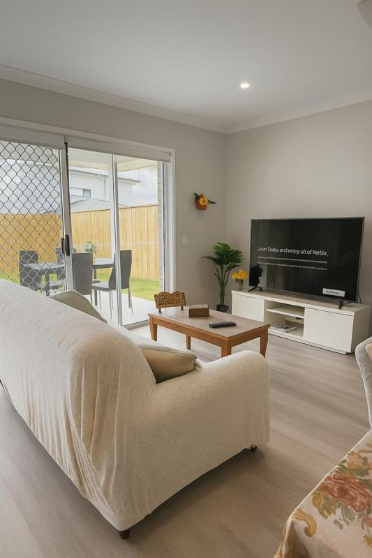 Brand New 5 Bedroom Park Ridge Family Home, Fast WIFI, Secure Parking