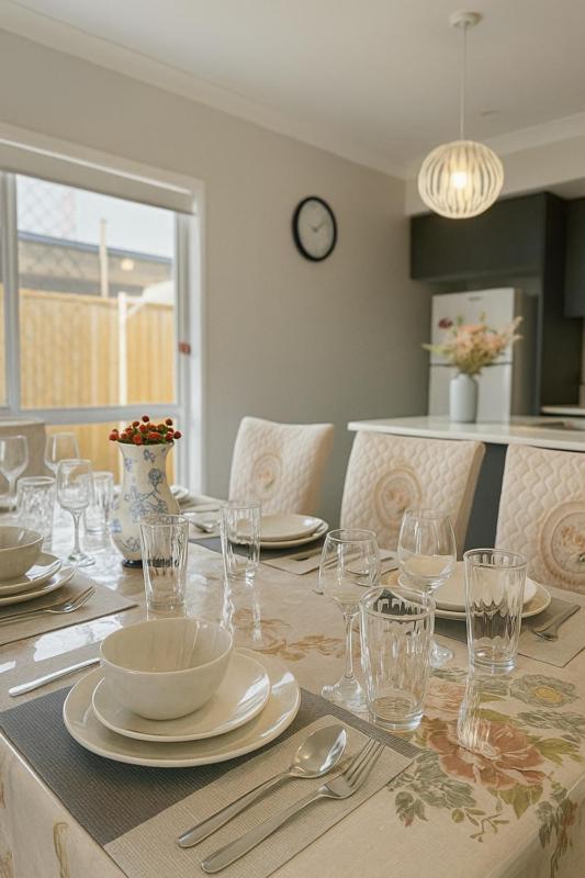 Brand New 5 Bedroom Park Ridge Family Home, Fast WIFI, Secure Parking