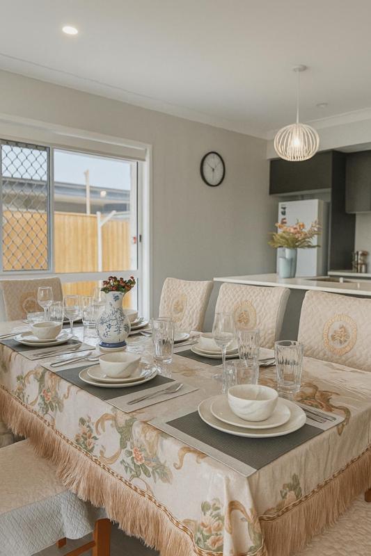 Brand New 5 Bedroom Park Ridge Family Home, Fast WIFI, Secure Parking
