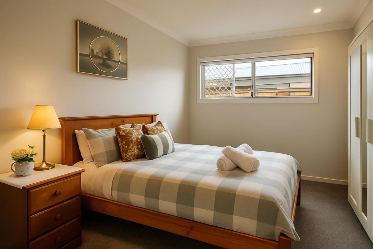 Brand New 5 Bedroom Park Ridge Family Home, Fast WIFI, Secure Parking