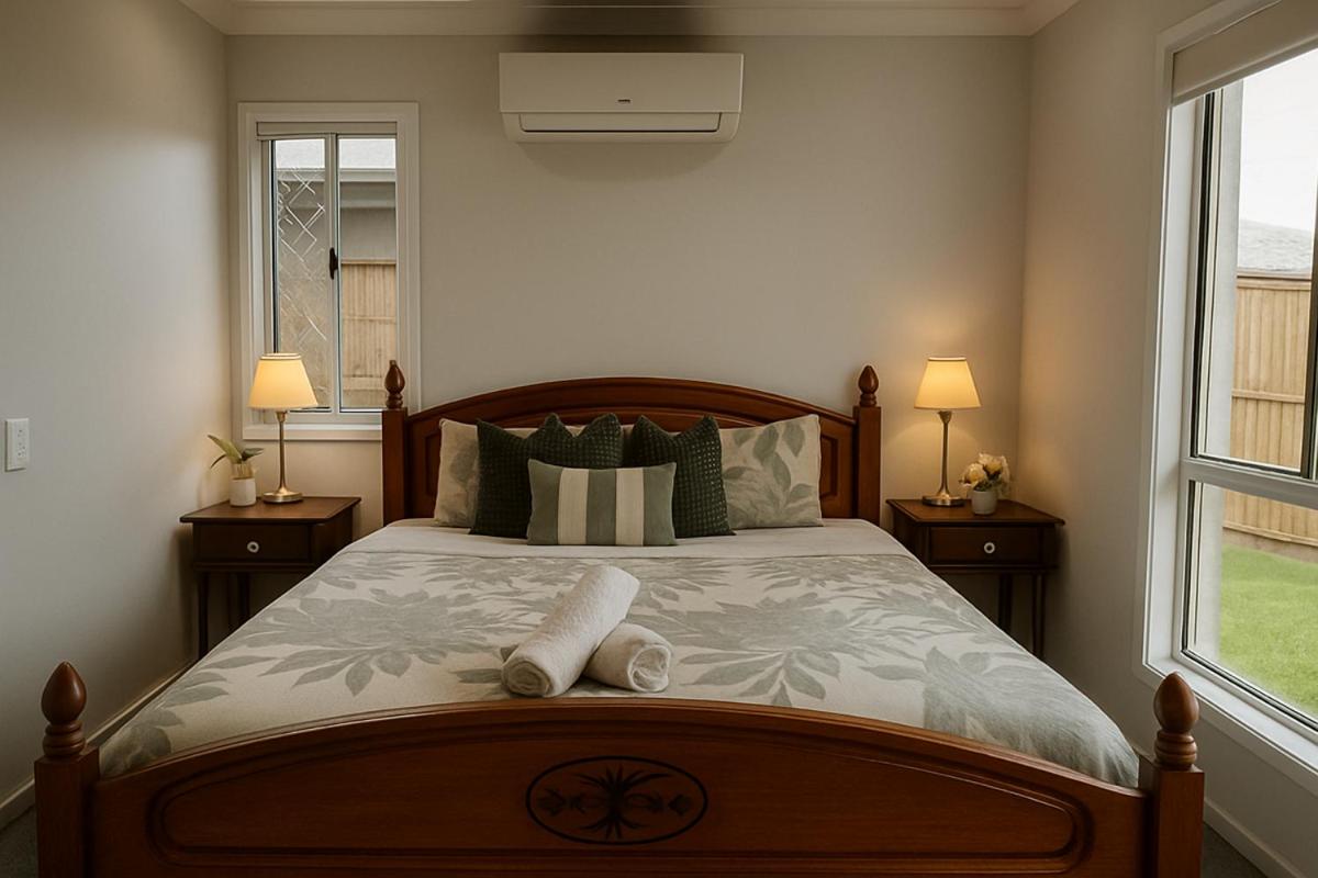 Brand New 5 Bedroom Park Ridge Family Home, Fast WIFI, Secure Parking