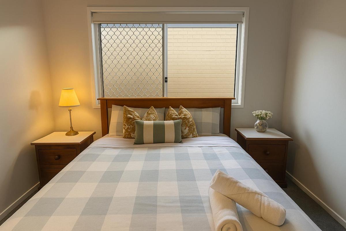 Brand New 5 Bedroom Park Ridge Family Home, Fast WIFI, Secure Parking