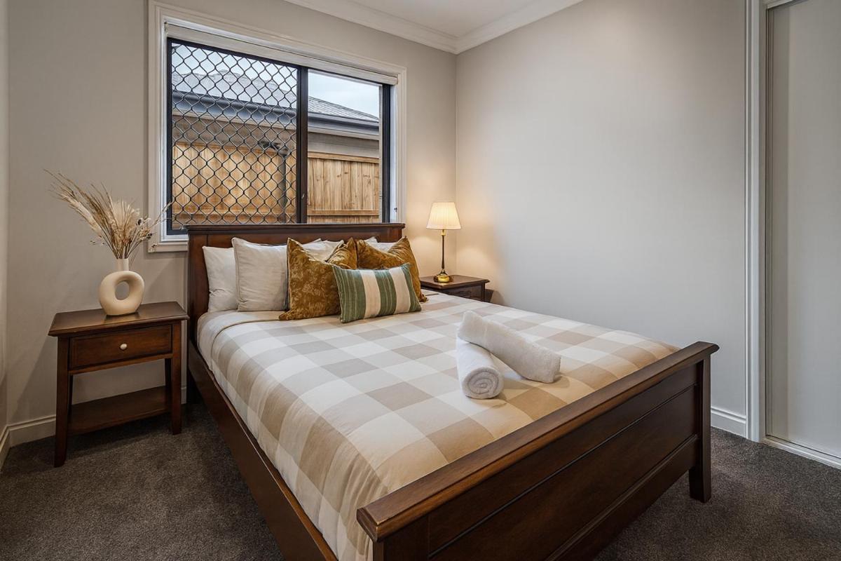 Brand New 5 Bedroom Park Ridge Family Home, Fast WIFI, Secure Parking