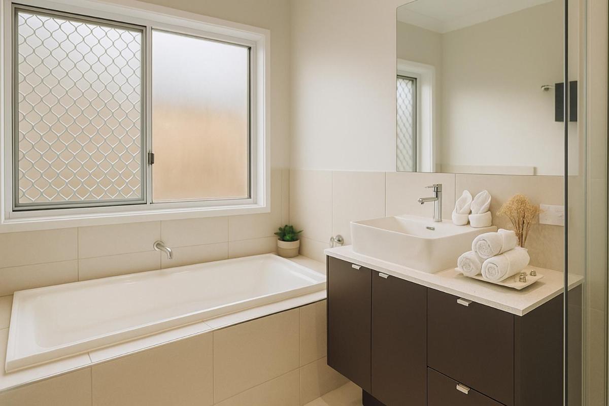 Brand New 5 Bedroom Park Ridge Family Home, Fast WIFI, Secure Parking