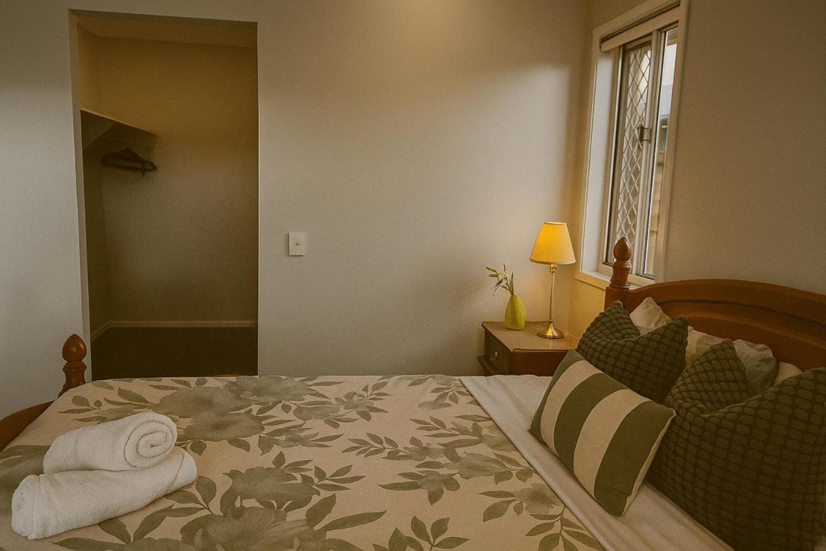 Brand New 5 Bedroom Park Ridge Family Home, Fast WIFI, Secure Parking