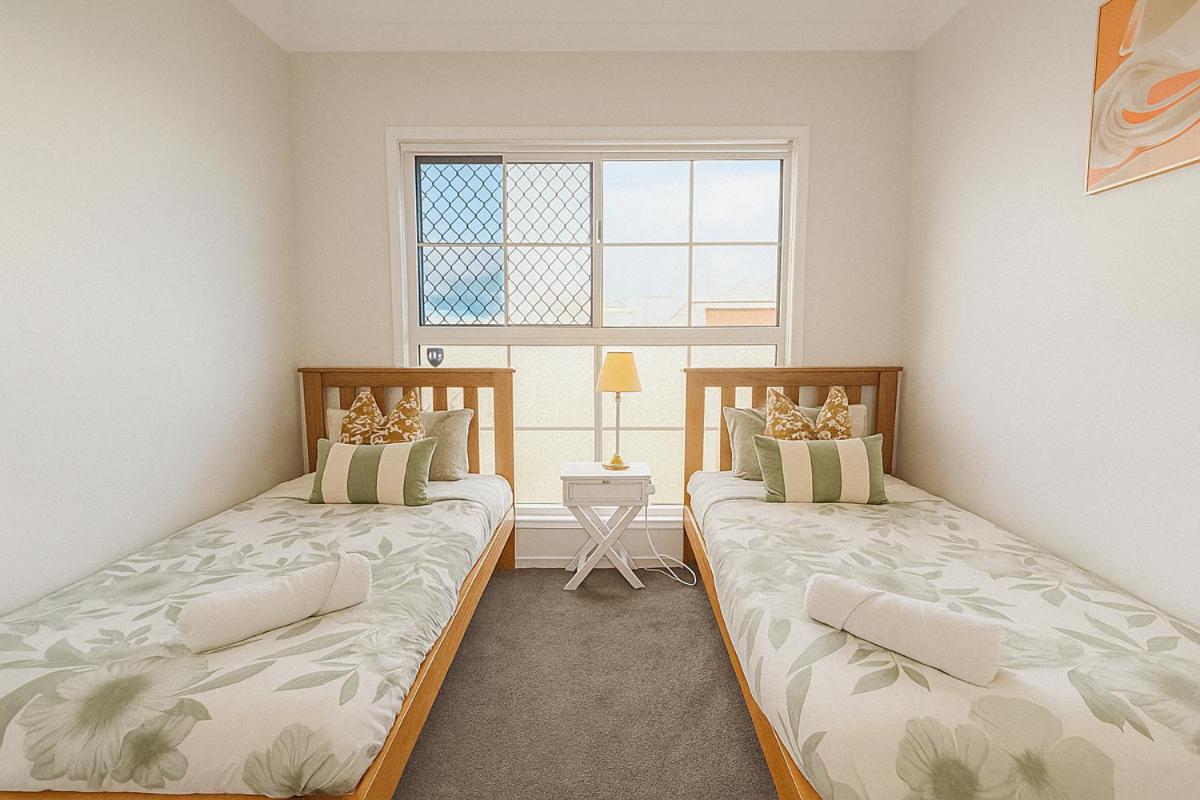 Brand New 5 Bedroom Park Ridge Family Home, Fast WIFI, Secure Parking