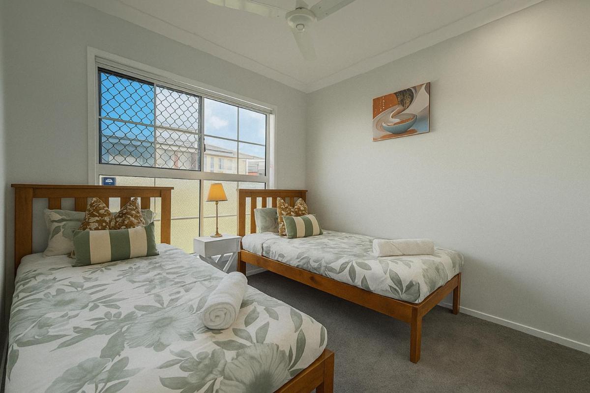 Brand New 5 Bedroom Park Ridge Family Home, Fast WIFI, Secure Parking