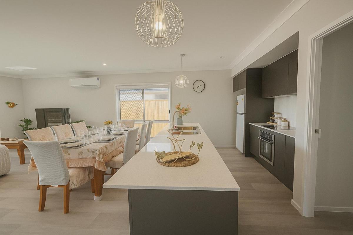 Brand New 5 Bedroom Park Ridge Family Home, Fast WIFI, Secure Parking