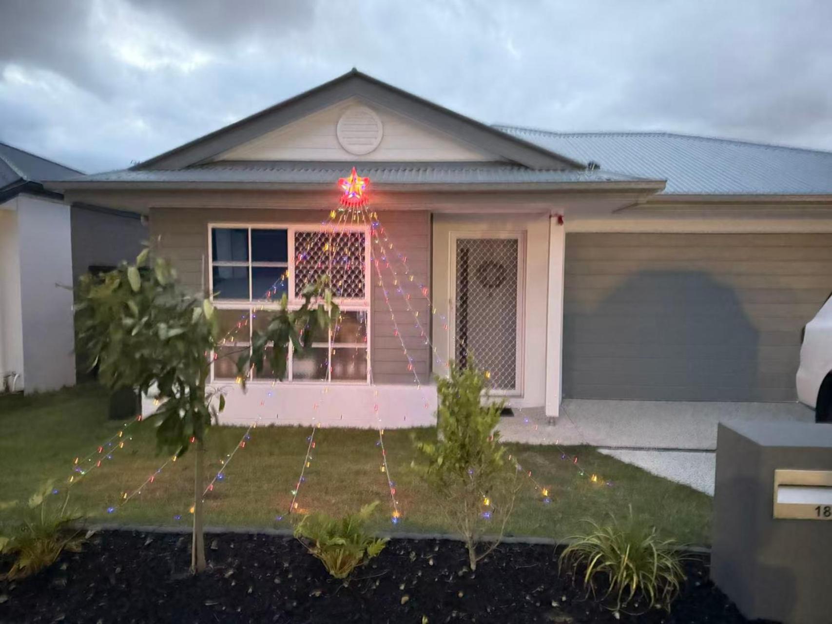 Brand New 5 Bedroom Park Ridge Family Home, Fast WIFI, Secure Parking
