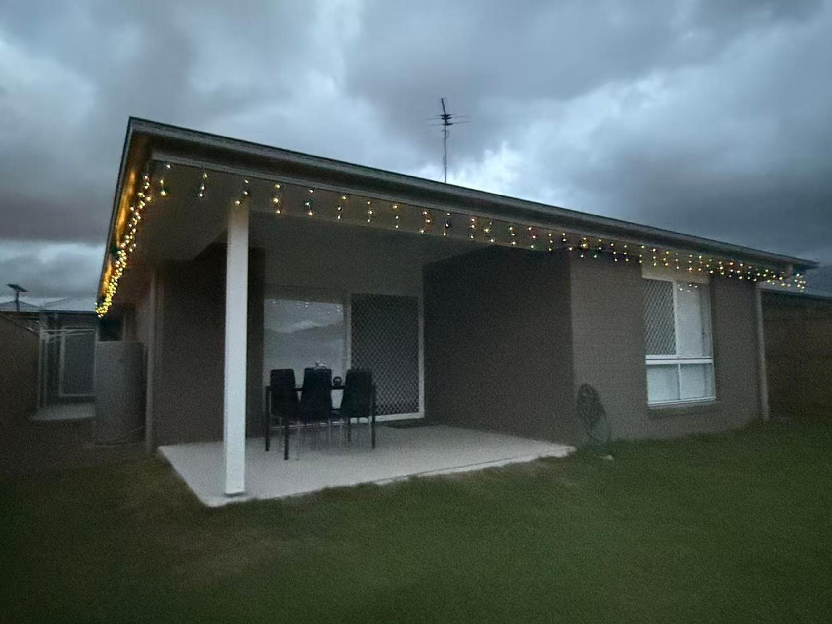 Brand New 5 Bedroom Park Ridge Family Home, Fast WIFI, Secure Parking