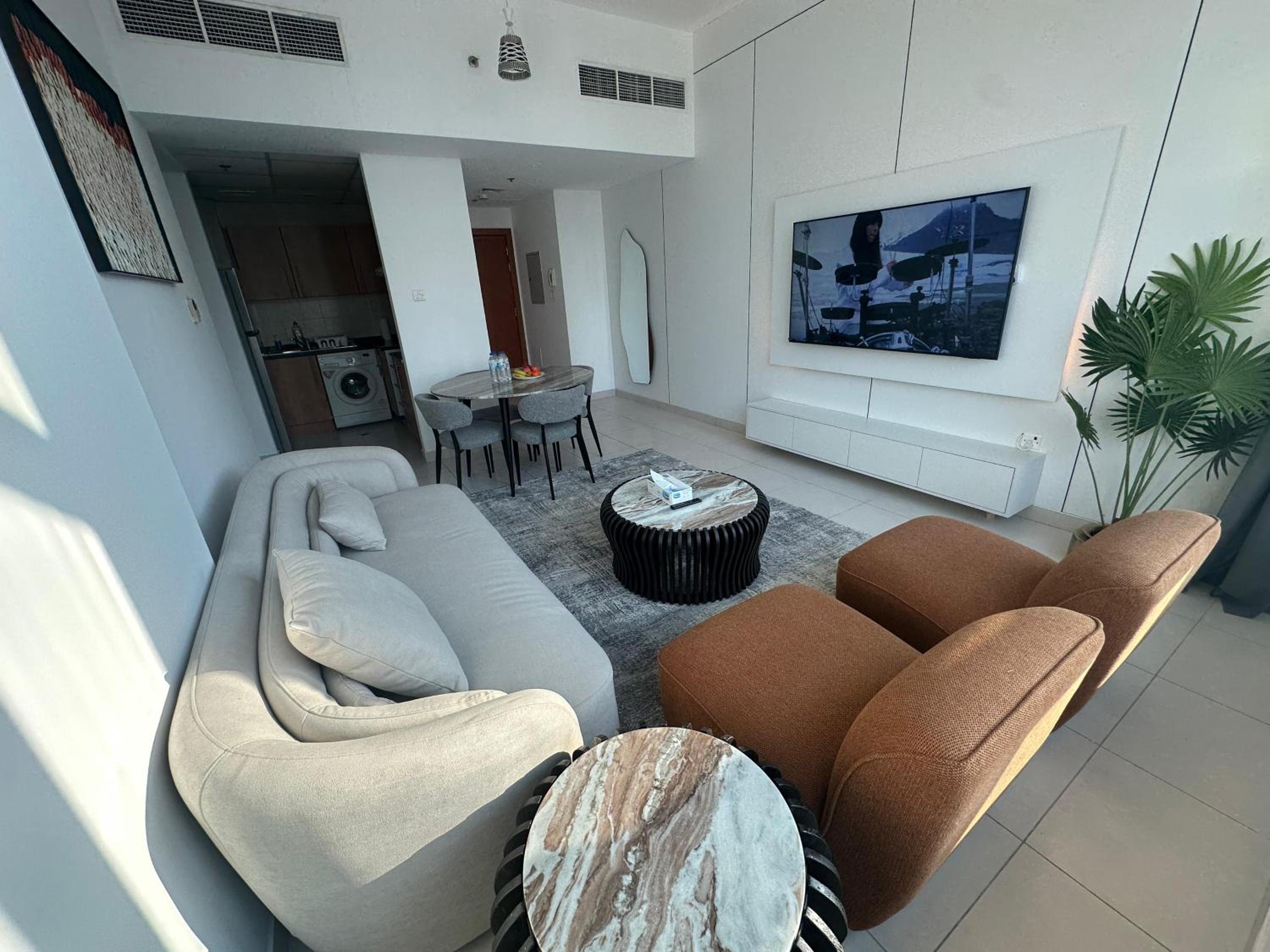 Stunning 2bd marina views prime location high floor