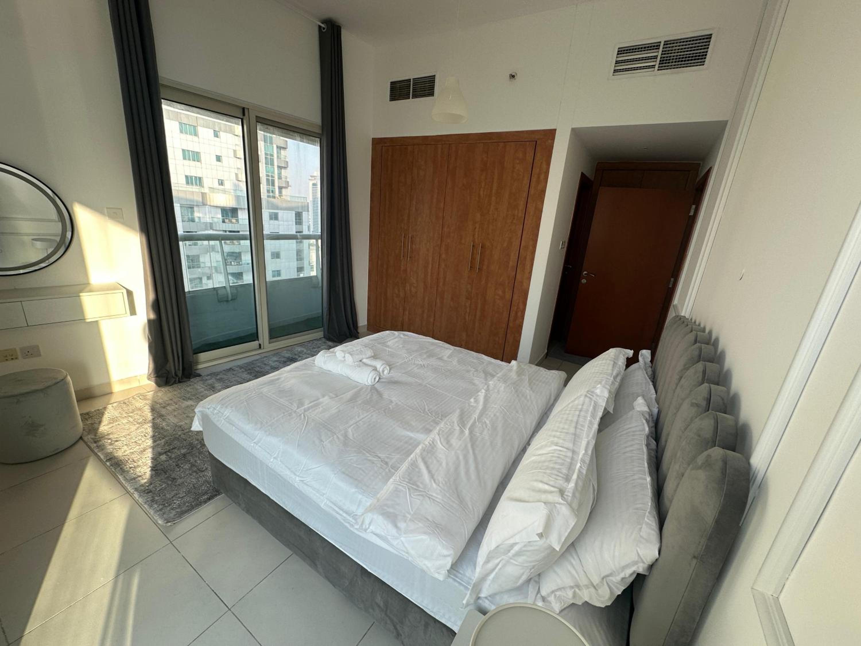 Stunning 2bd marina views prime location high floor