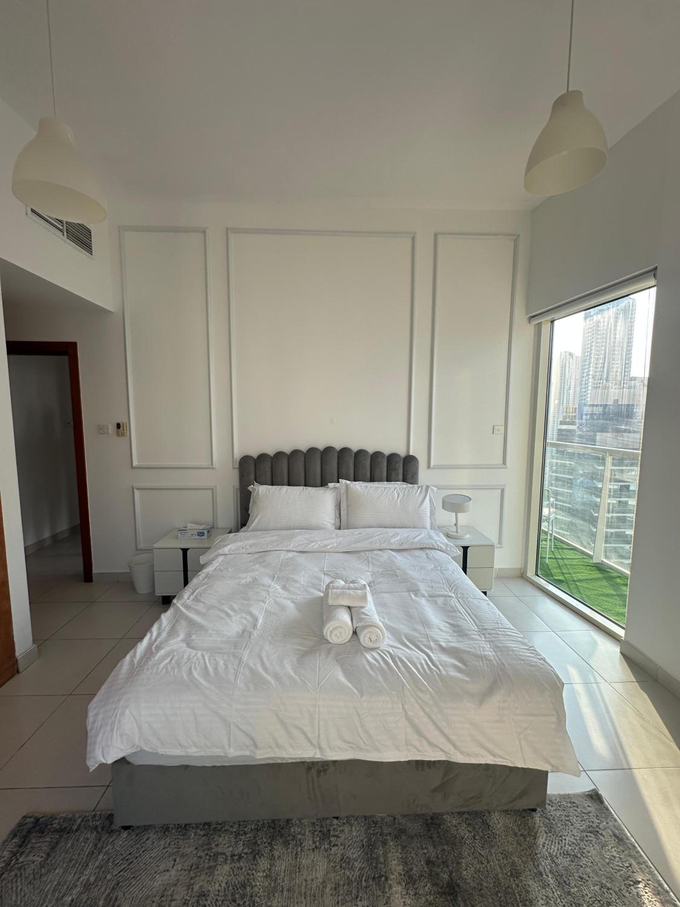 Stunning 2bd marina views prime location high floor