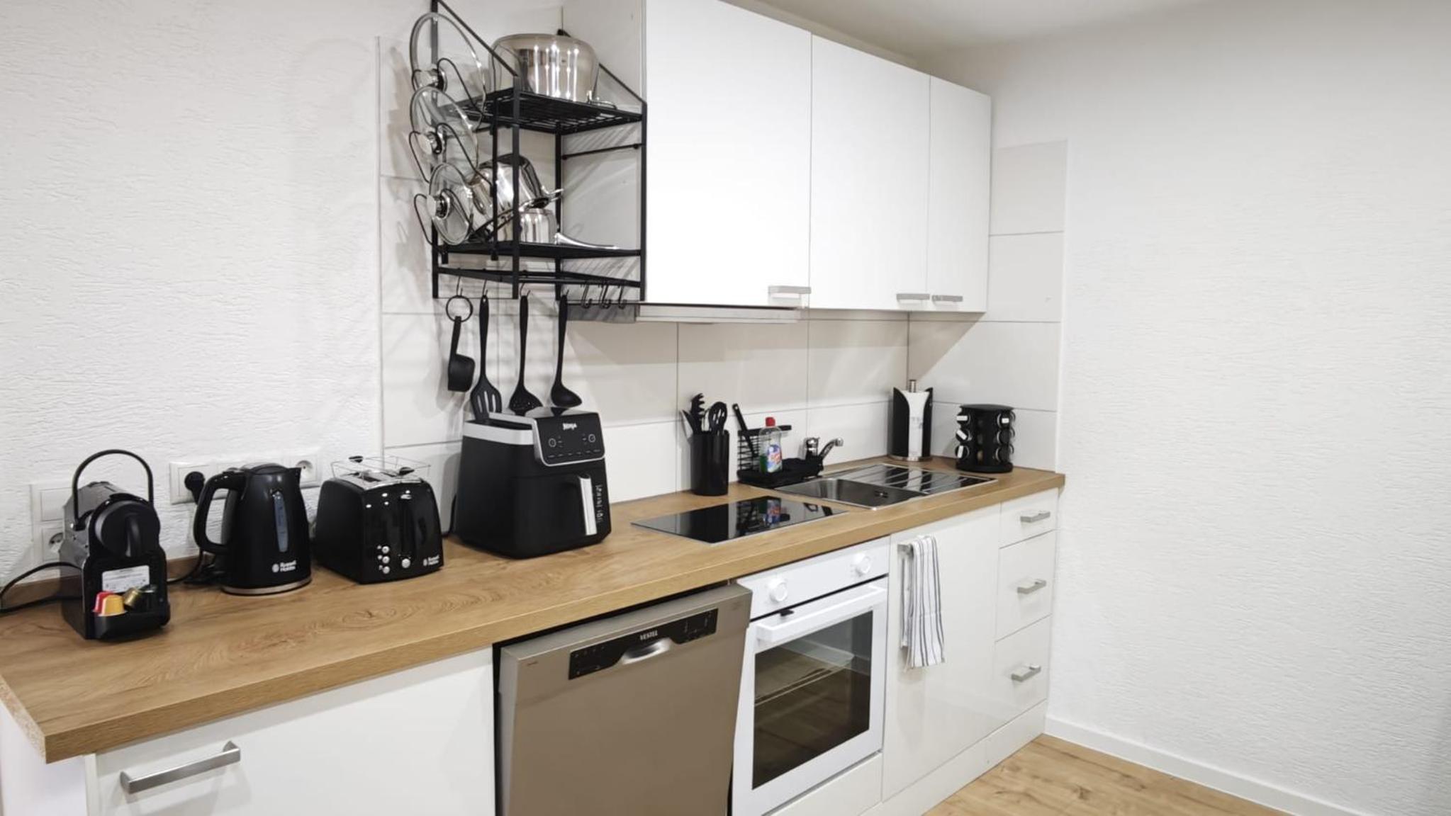 DANESSI-Business-Apartment, nahe Industriegebiet und Koblenz, WLAN, Smart TV Boxspringbett mit Waipu, Vollausgestattete Küche uvm
