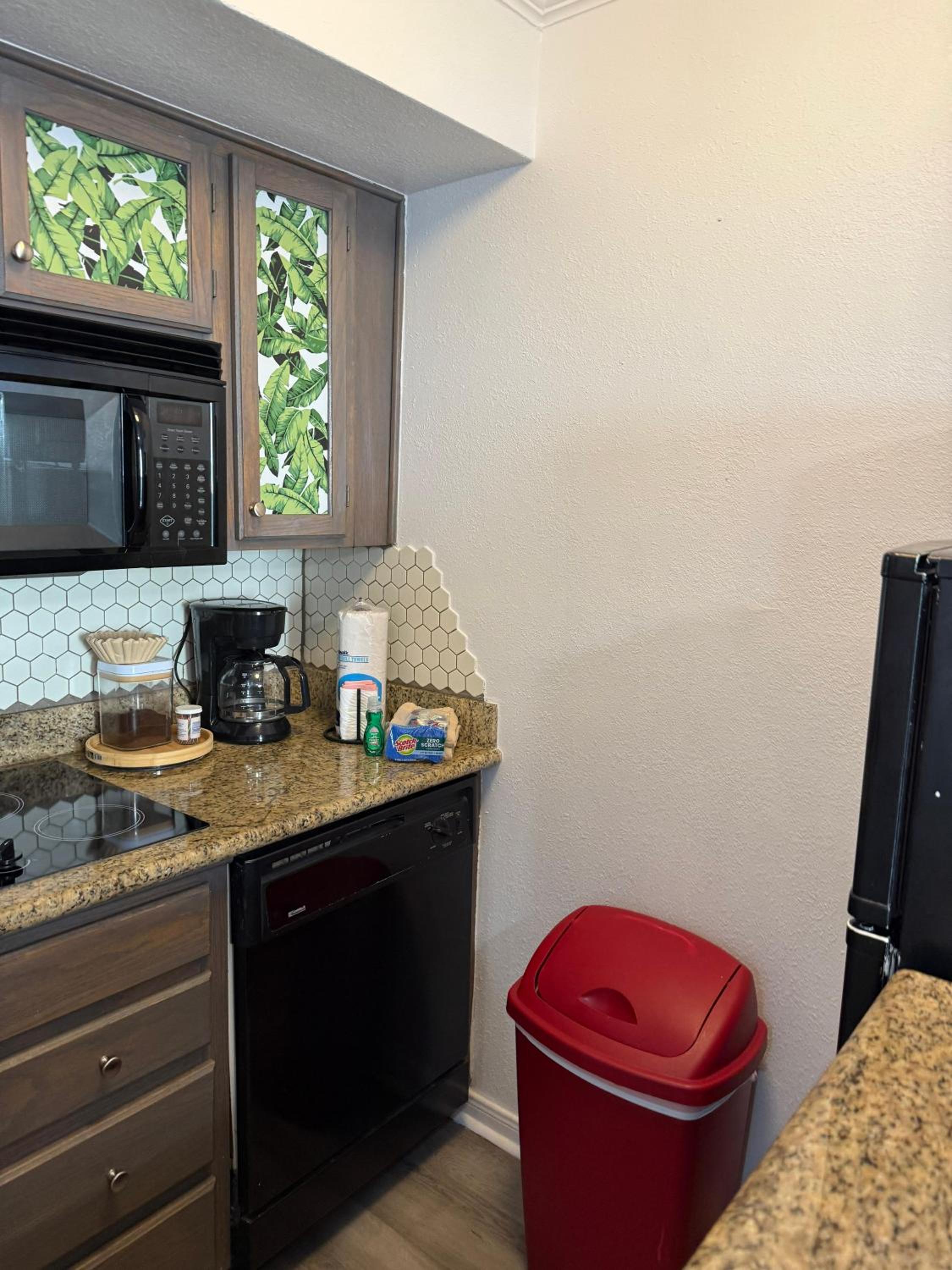 Ocean & Pool View - Hot Tubs - 2 Pools - Gym - Tennis ct - on seawall - Shoreline Stays 08