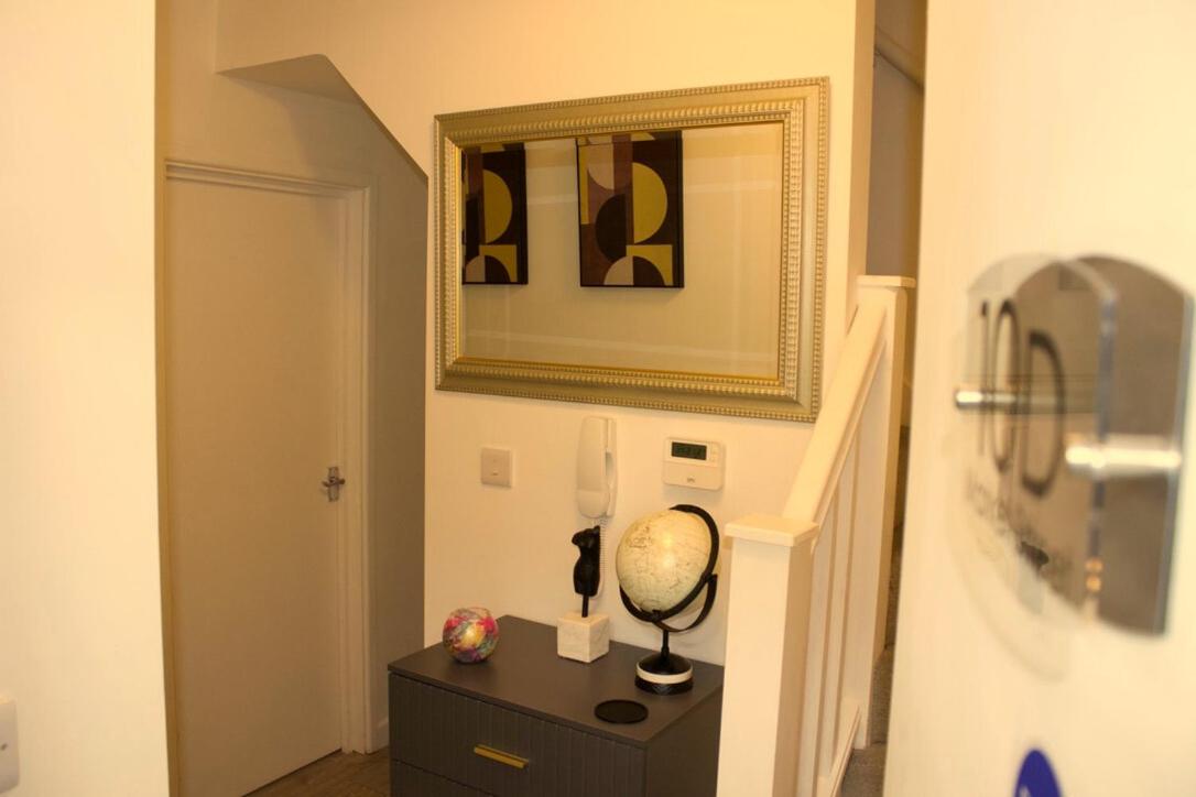 Lush 2- Bed Apartment London
