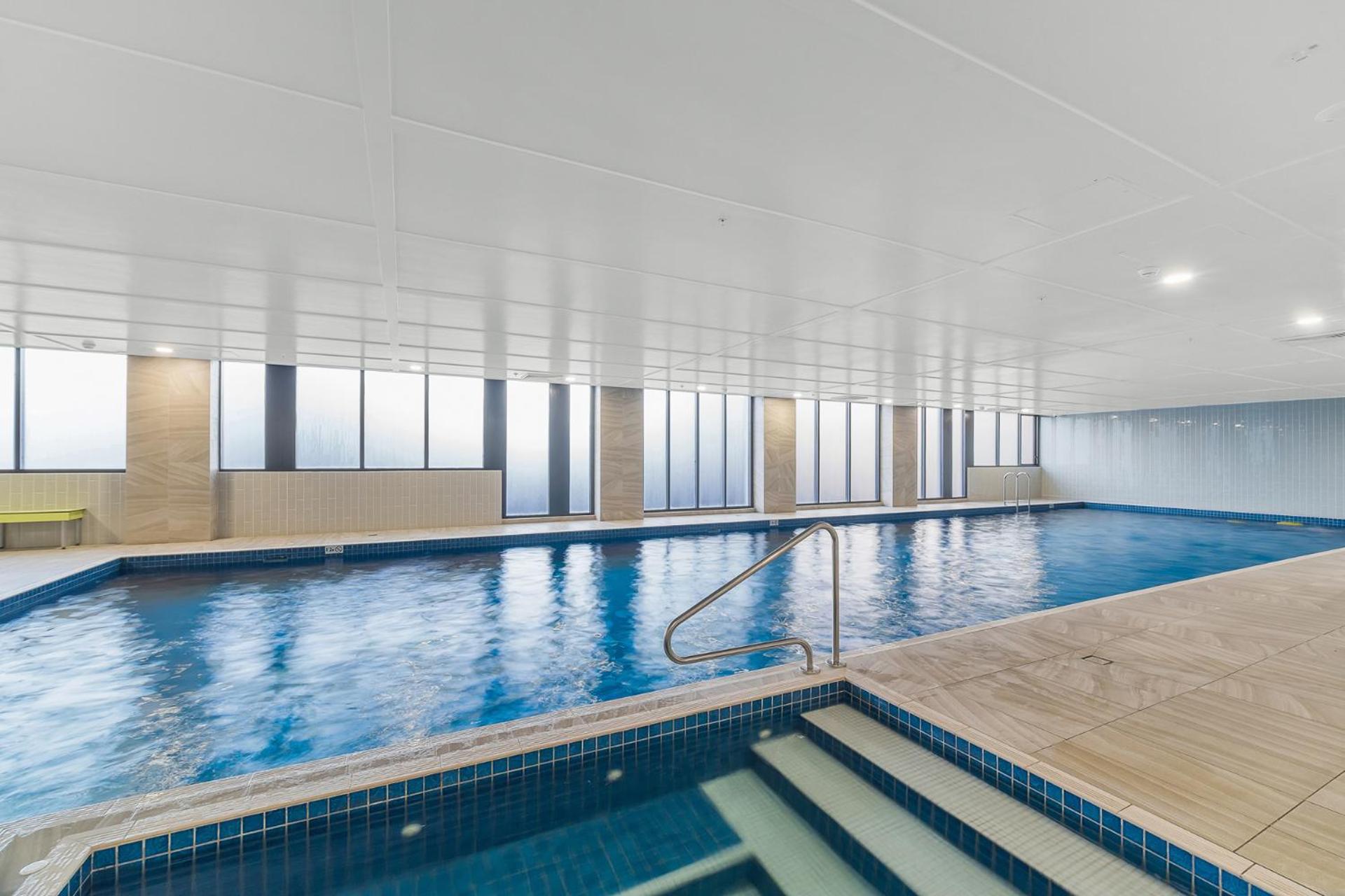 Olympic Park Oasis 2BR Pool Sauna Parking