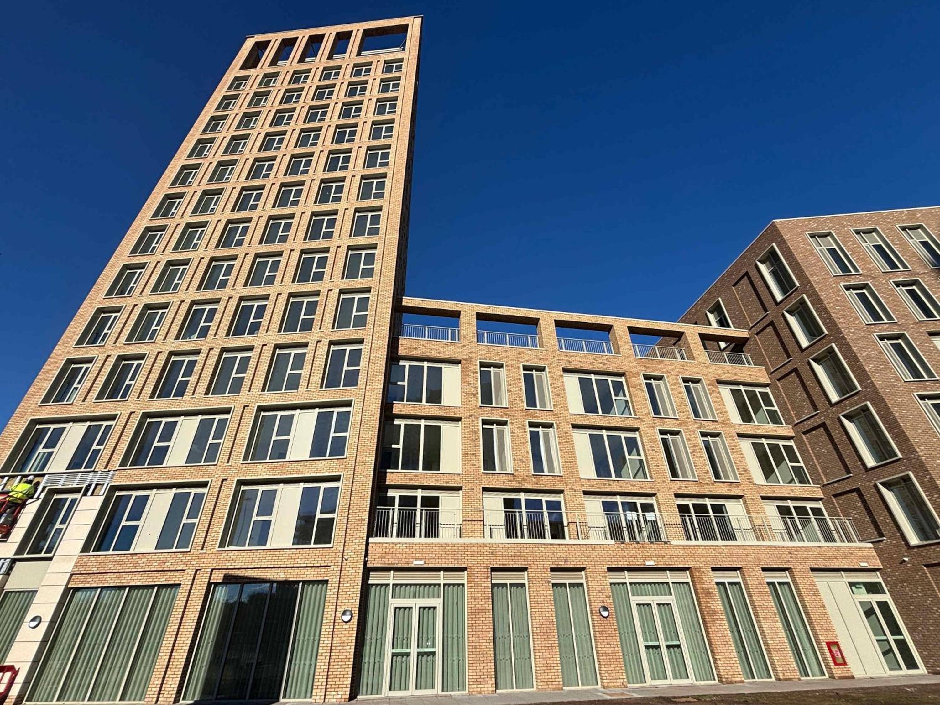 Stylish New 2-Bed Apartment with Parking, Sleeps 5