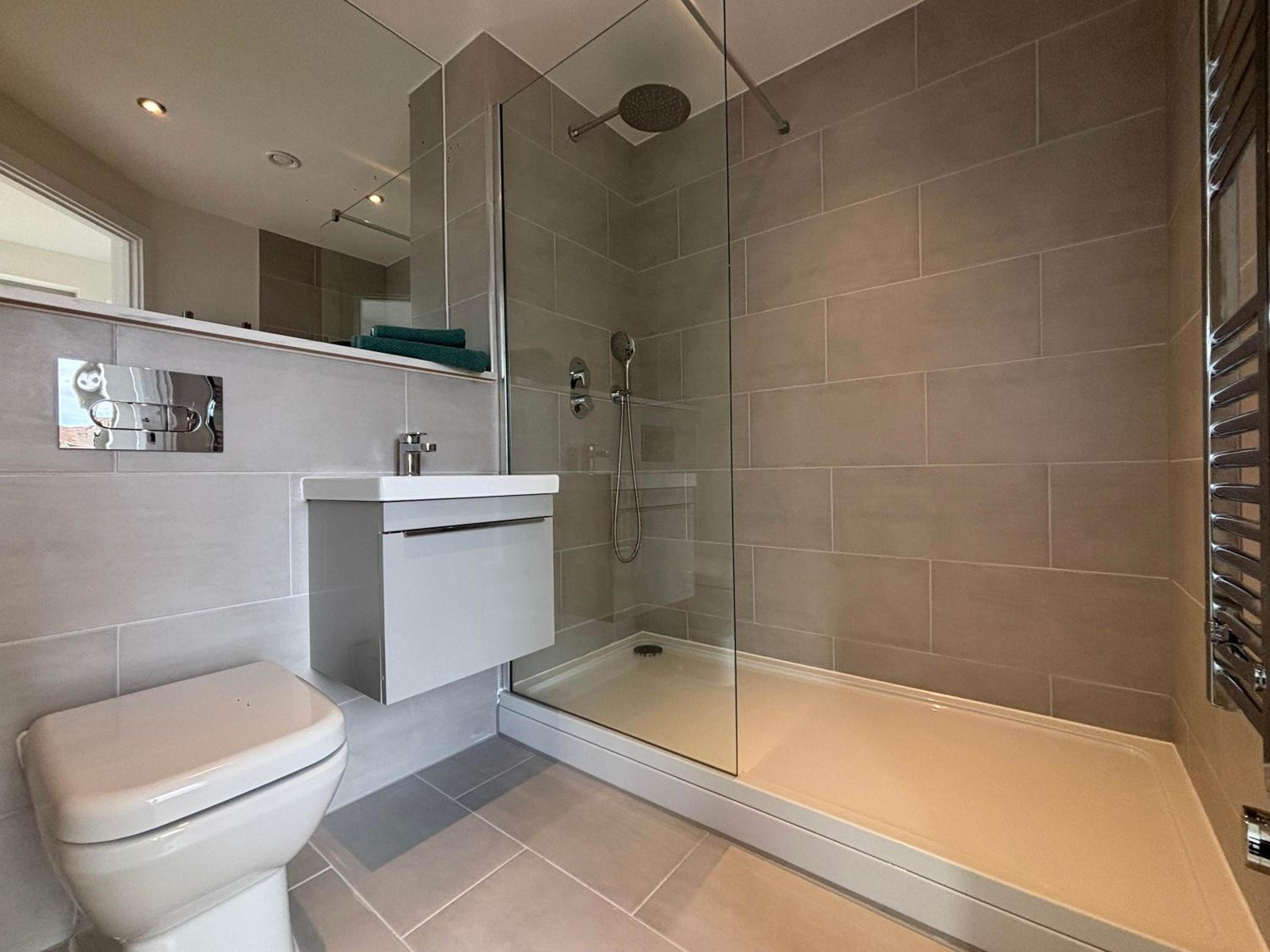 Stylish New 2-Bed Apartment with Parking, Sleeps 5