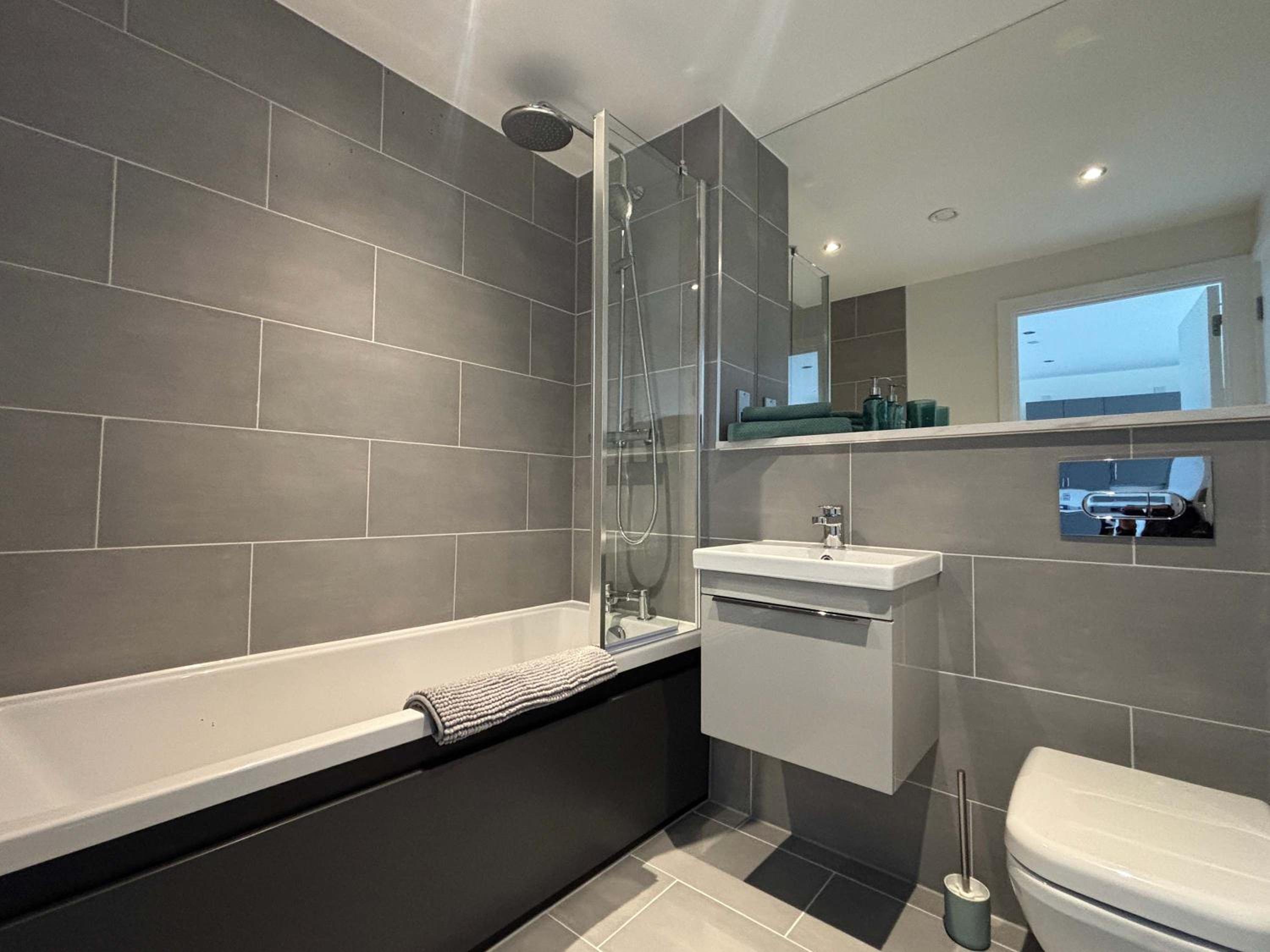 Stylish New 2-Bed Apartment with Parking, Sleeps 5